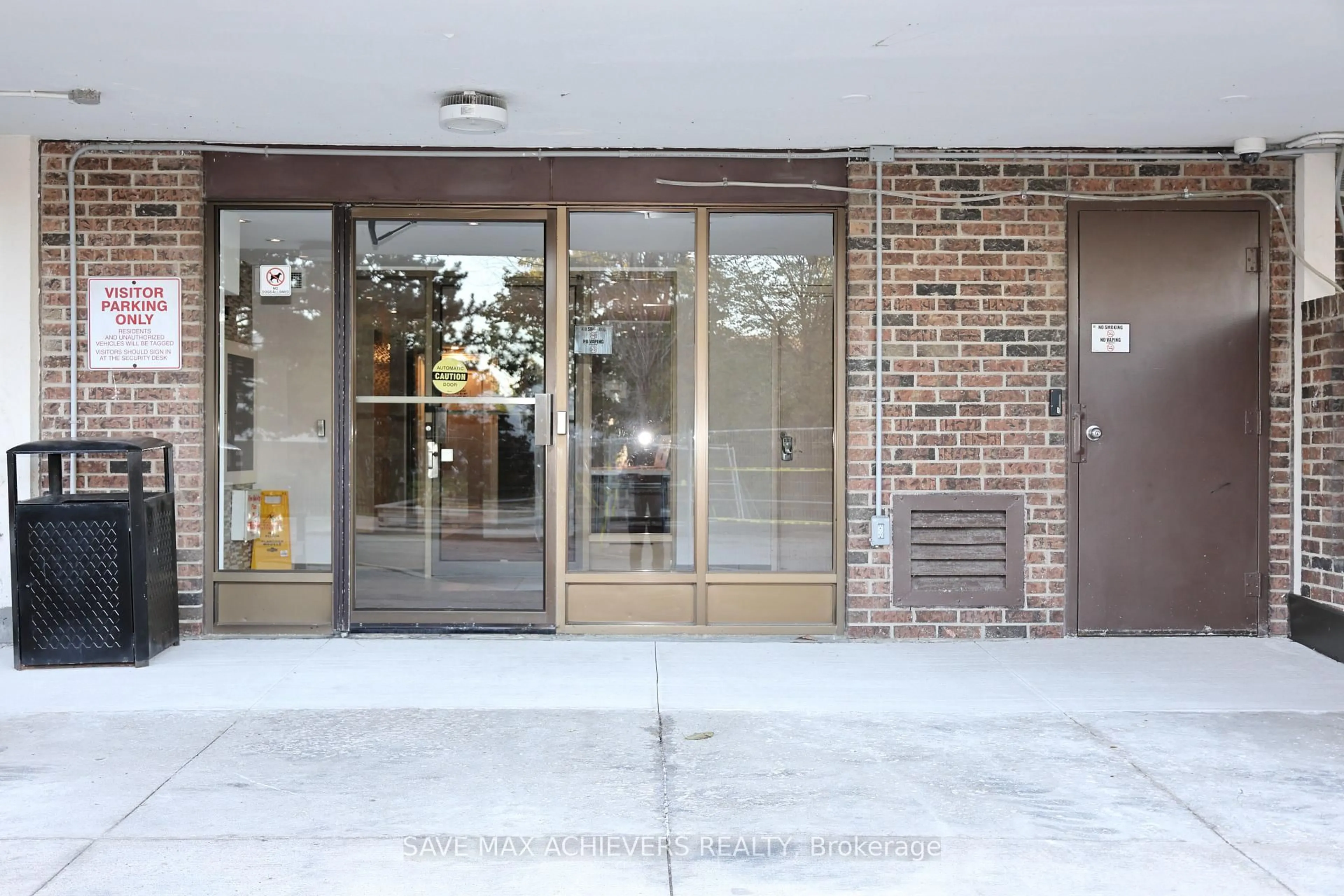 Indoor foyer for 3 Lisa St #1206, Brampton Ontario L6T 4A2