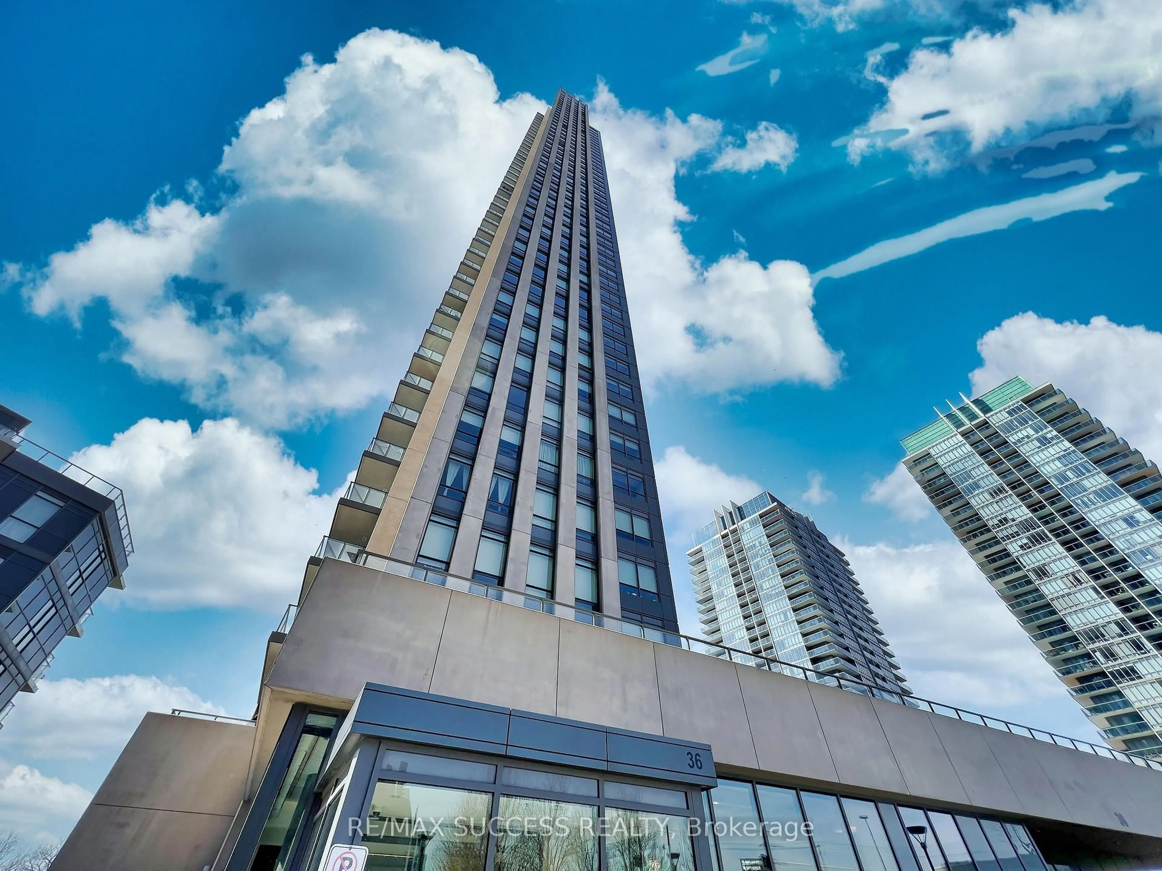 Indoor foyer for 36 Park Lawn Rd #2707, Toronto Ontario M8V 0E5