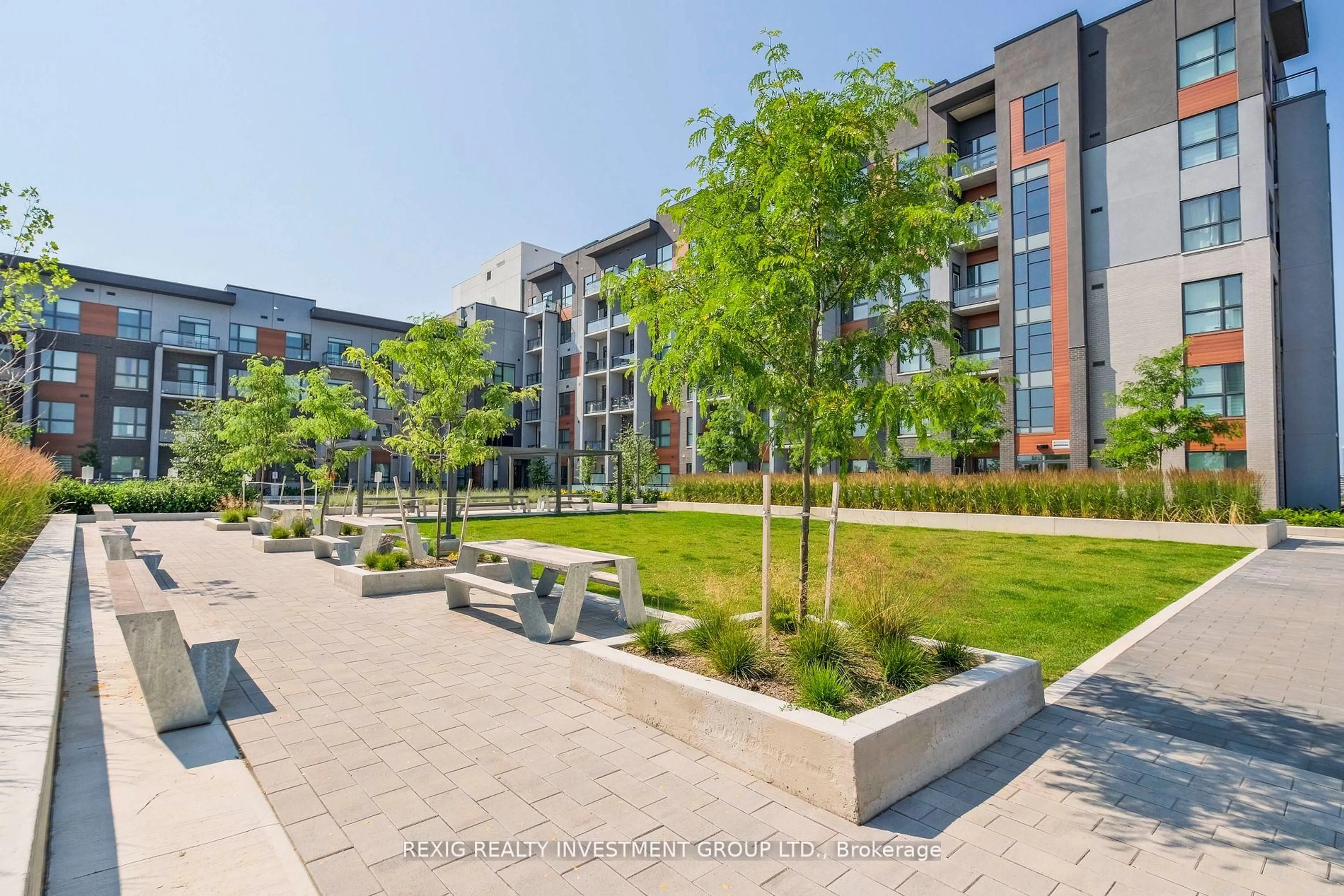 Patio, street for 95 Dundas St #407, Oakville Ontario L6M 5N4