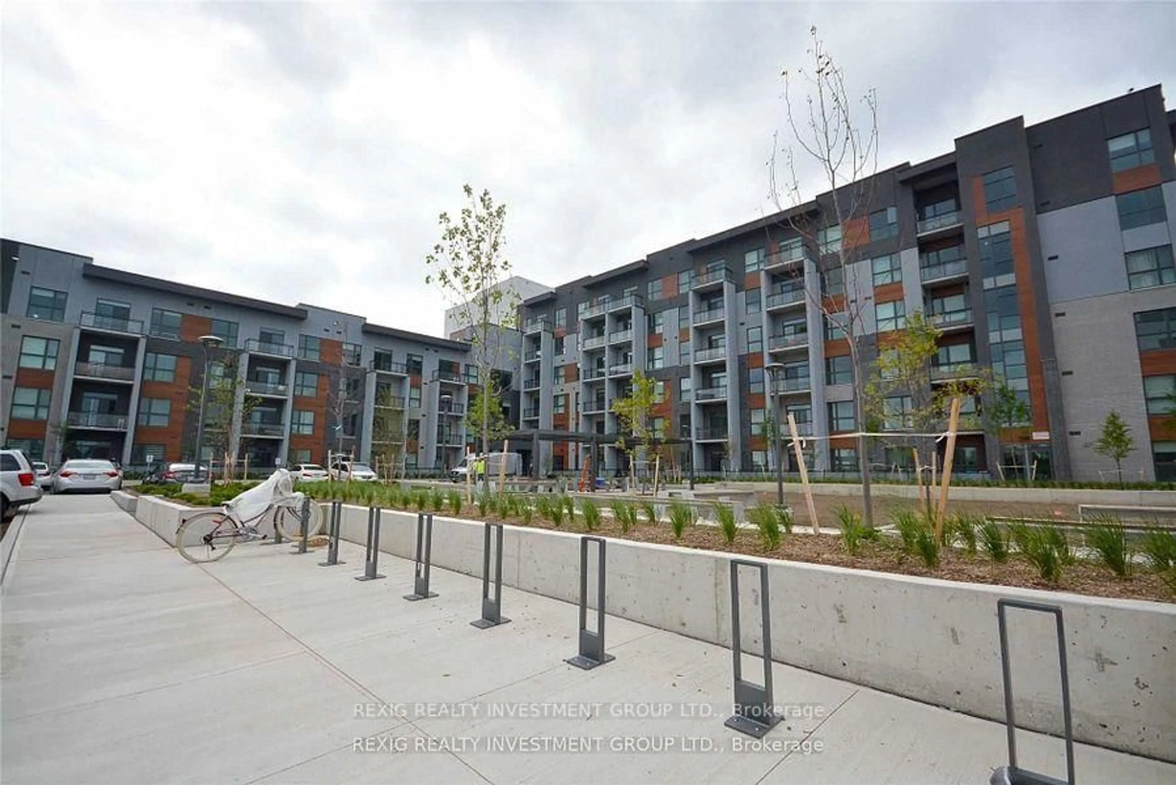 Patio, unknown for 95 Dundas St #407, Oakville Ontario L6M 5N4