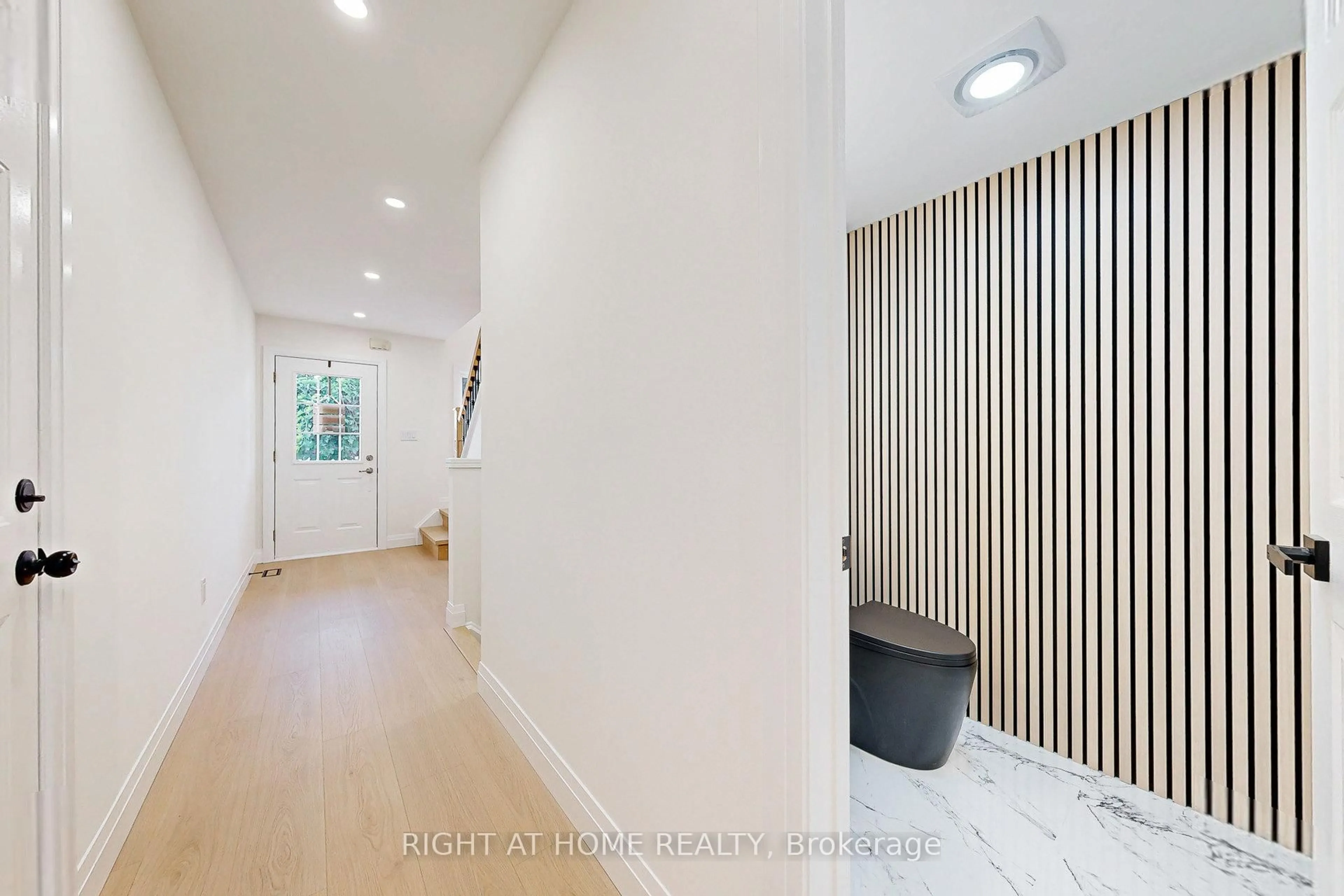 Indoor foyer for 4324 Fairview St, Burlington Ontario L7L 7A2