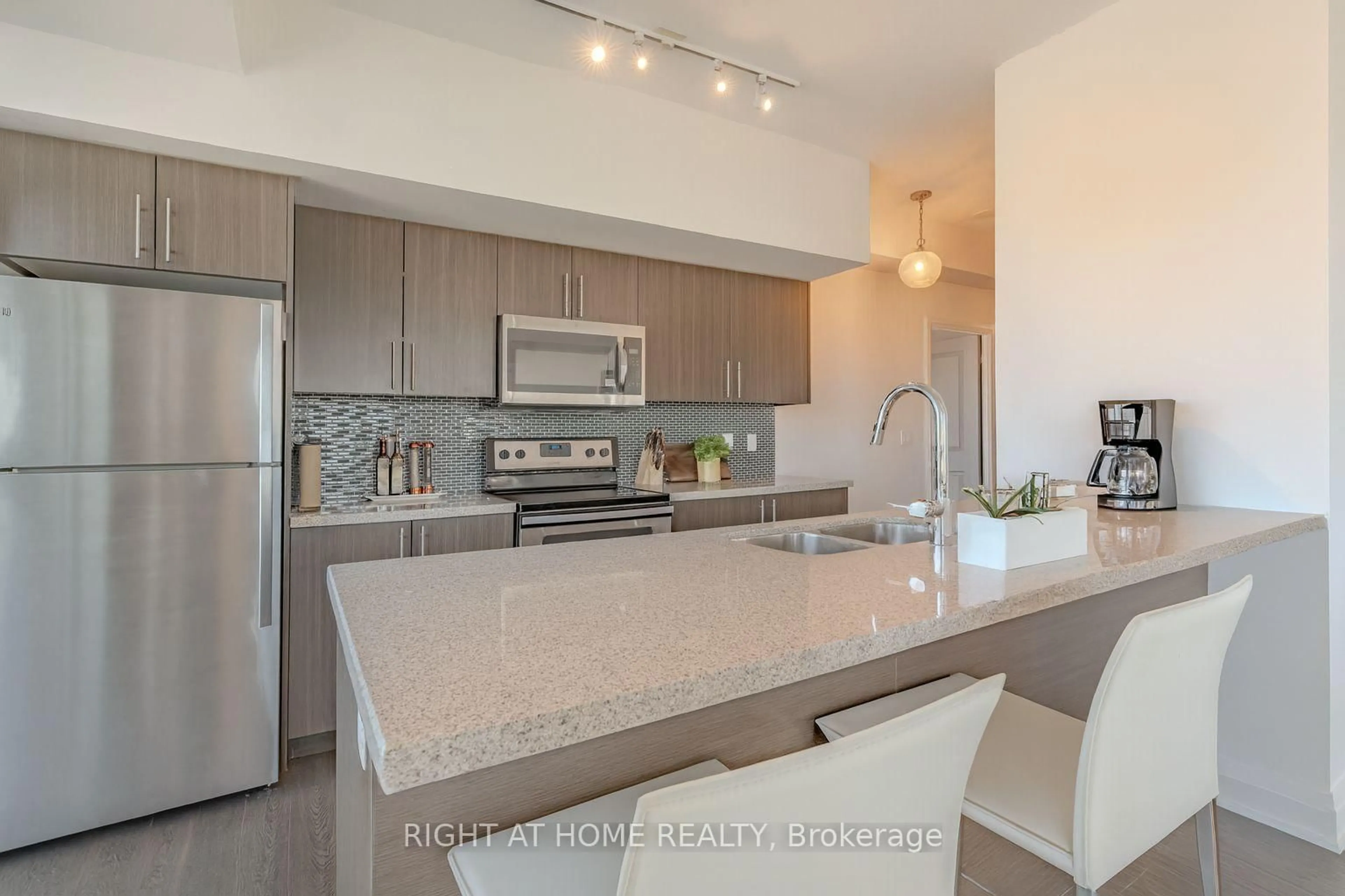 Open concept kitchen, unknown for 55 Speers Rd #1603, Oakville Ontario L6K 0H9