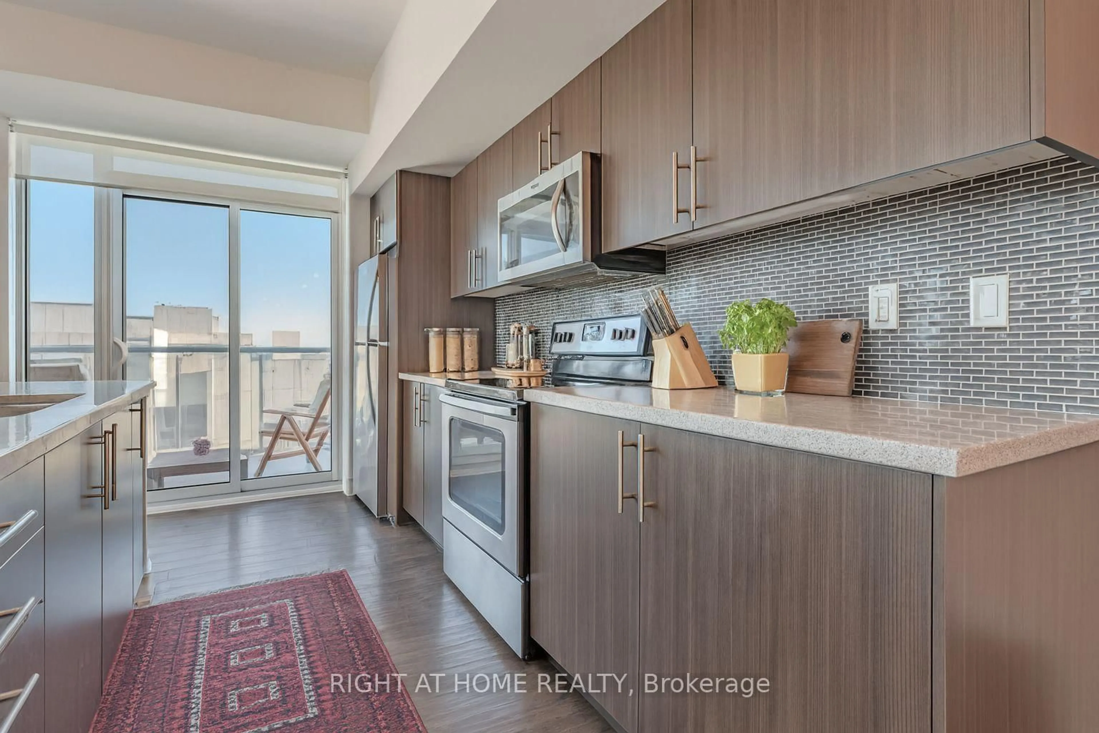 Standard kitchen, unknown for 55 Speers Rd #1603, Oakville Ontario L6K 0H9