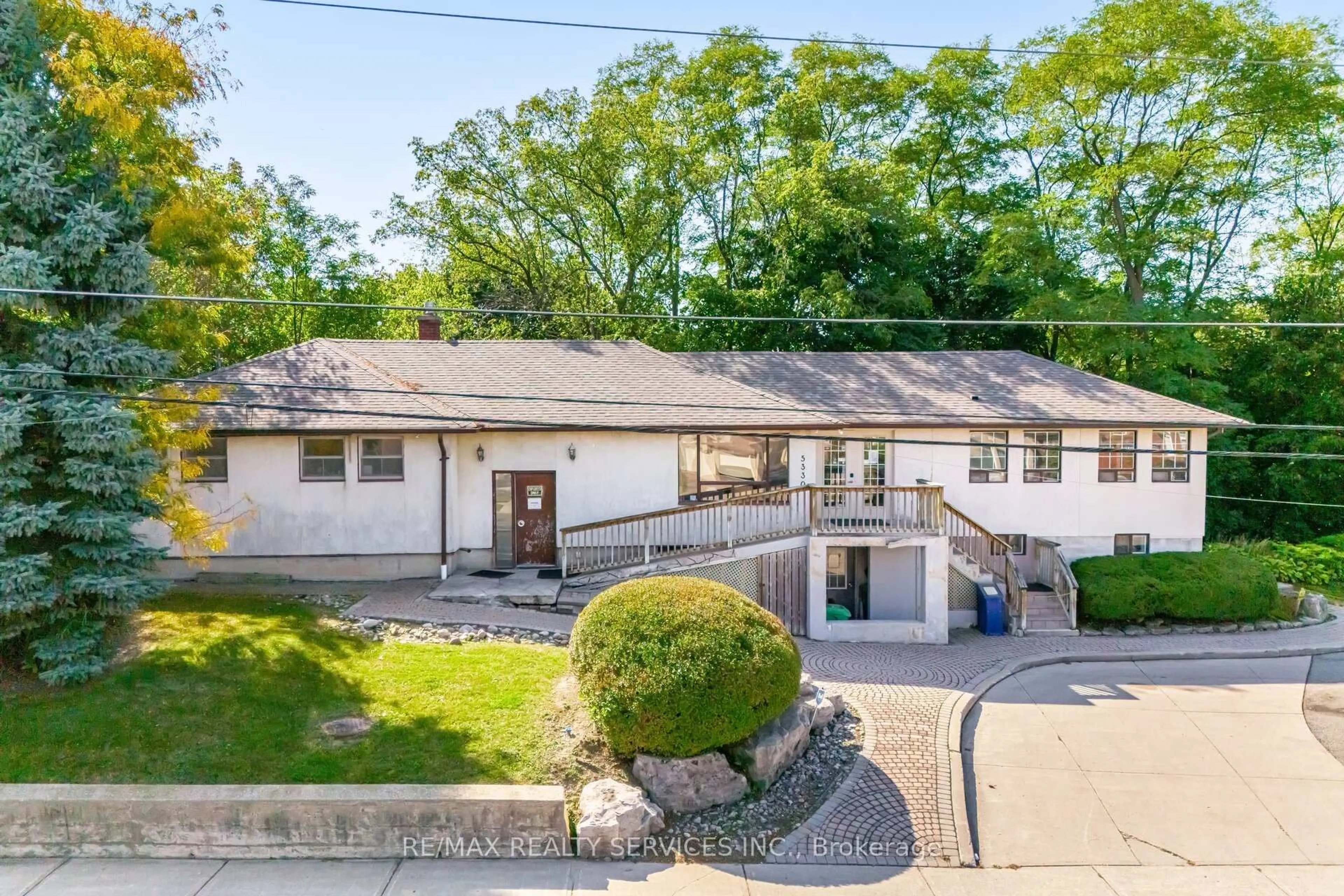 A pic from outside/outdoor area/front of a property/back of a property/a pic from drone, street for 5330 Creditview Rd, Mississauga Ontario L5M 5N5