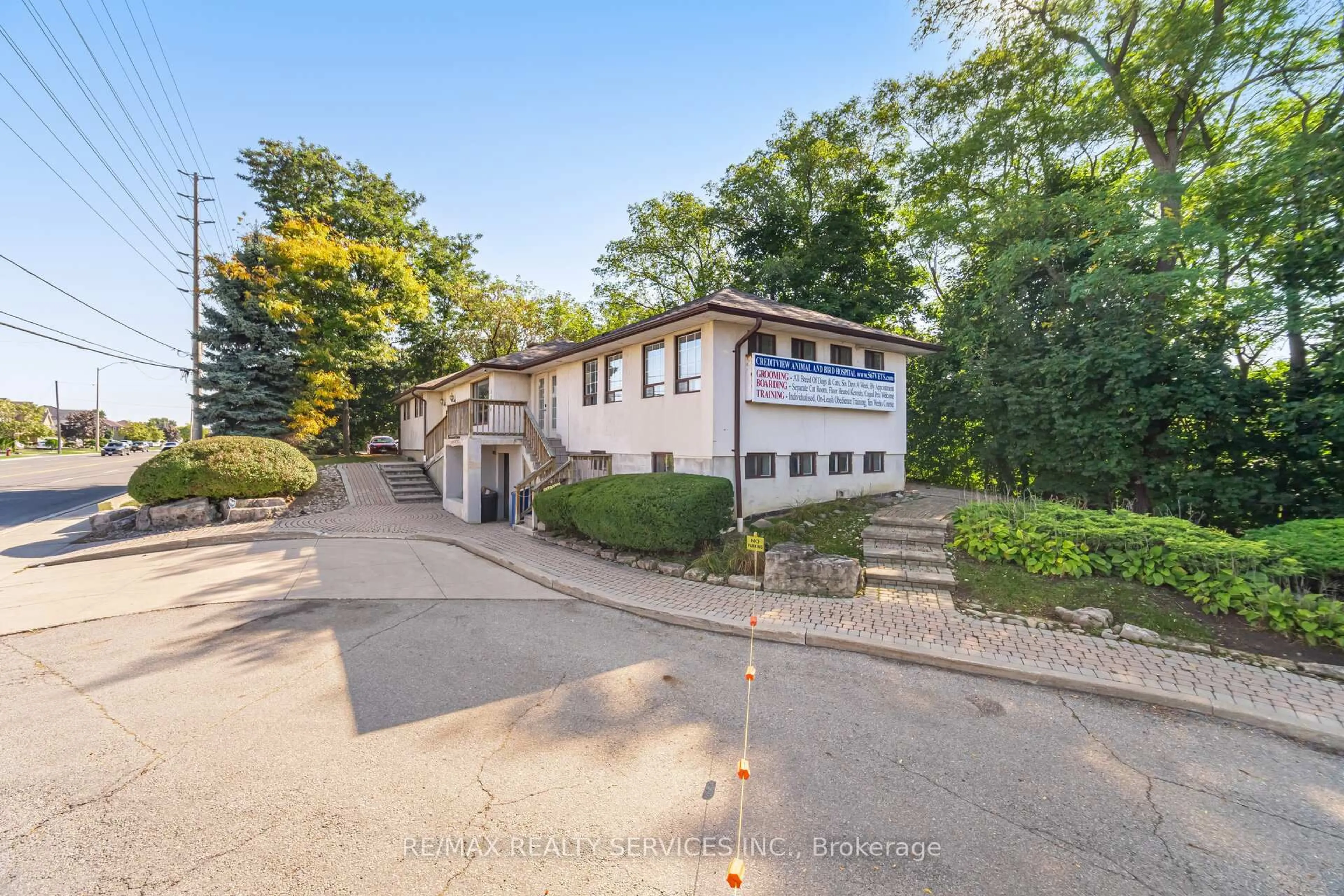 A pic from outside/outdoor area/front of a property/back of a property/a pic from drone, street for 5330 Creditview Rd, Mississauga Ontario L5M 5N5