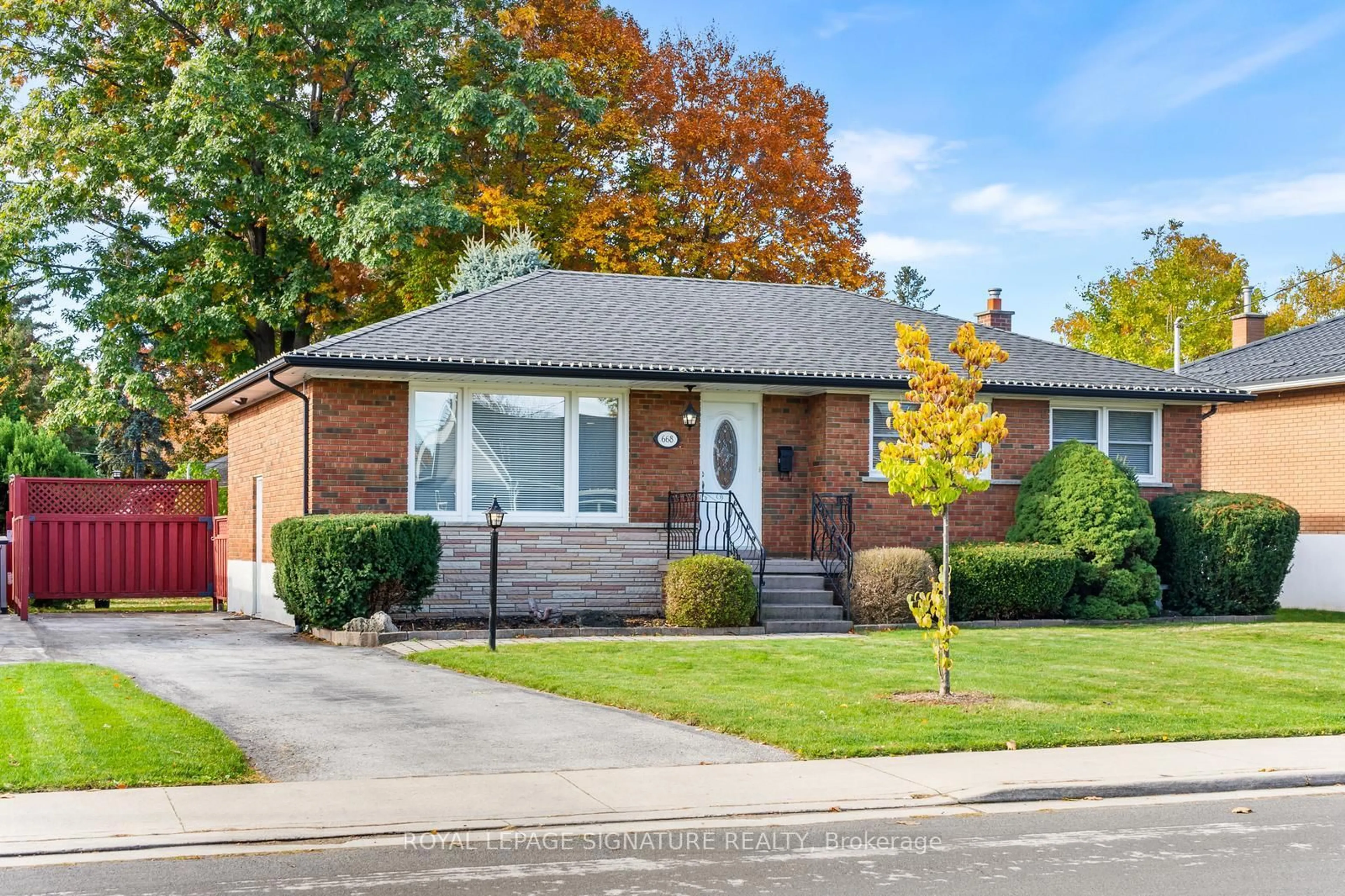 Home with brick exterior material, street for 668 Peele Blvd, Burlington Ontario L7R 3B9