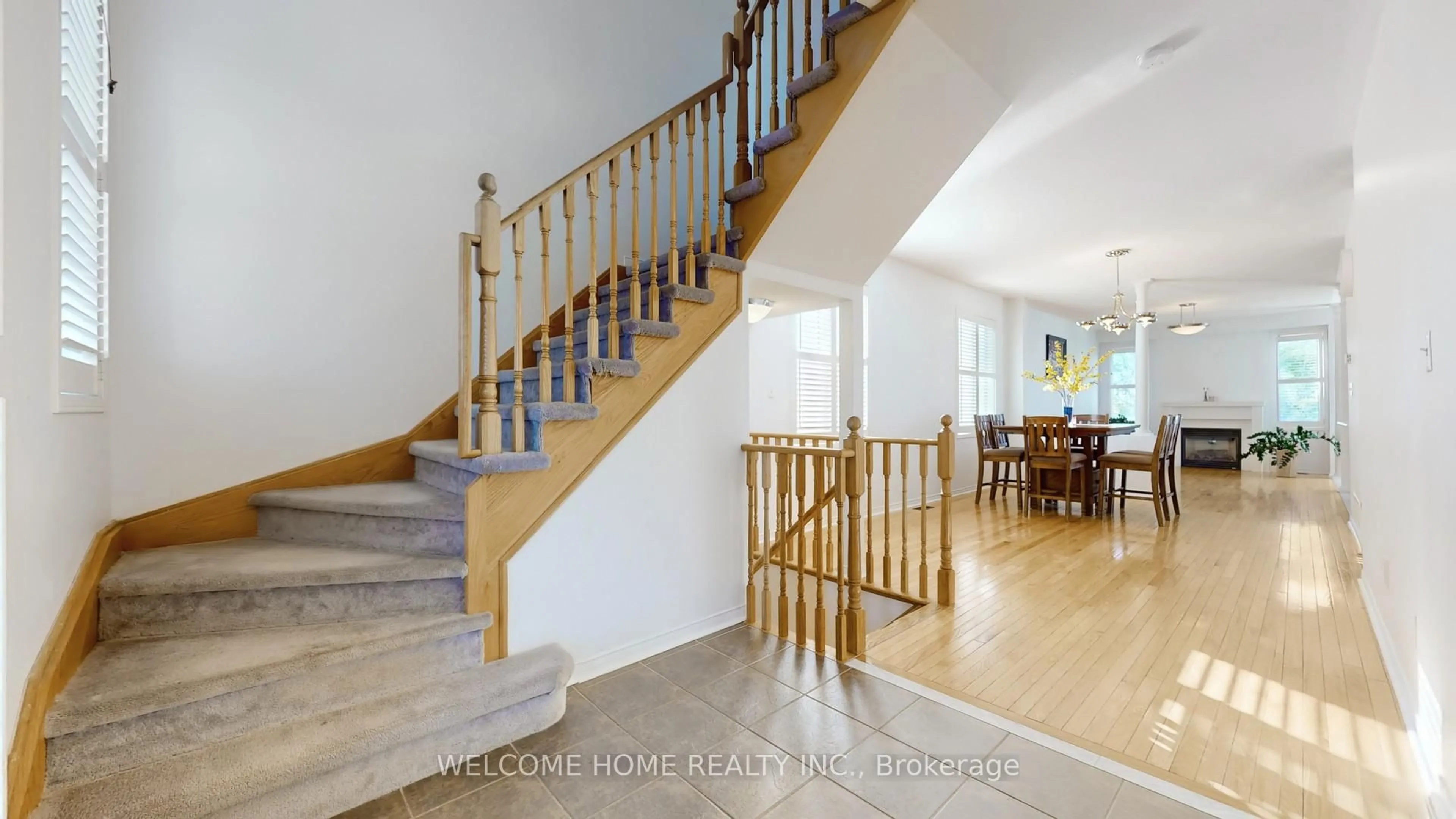 Indoor foyer for 33 Fred Young Dr, Toronto Ontario M3L 0A1