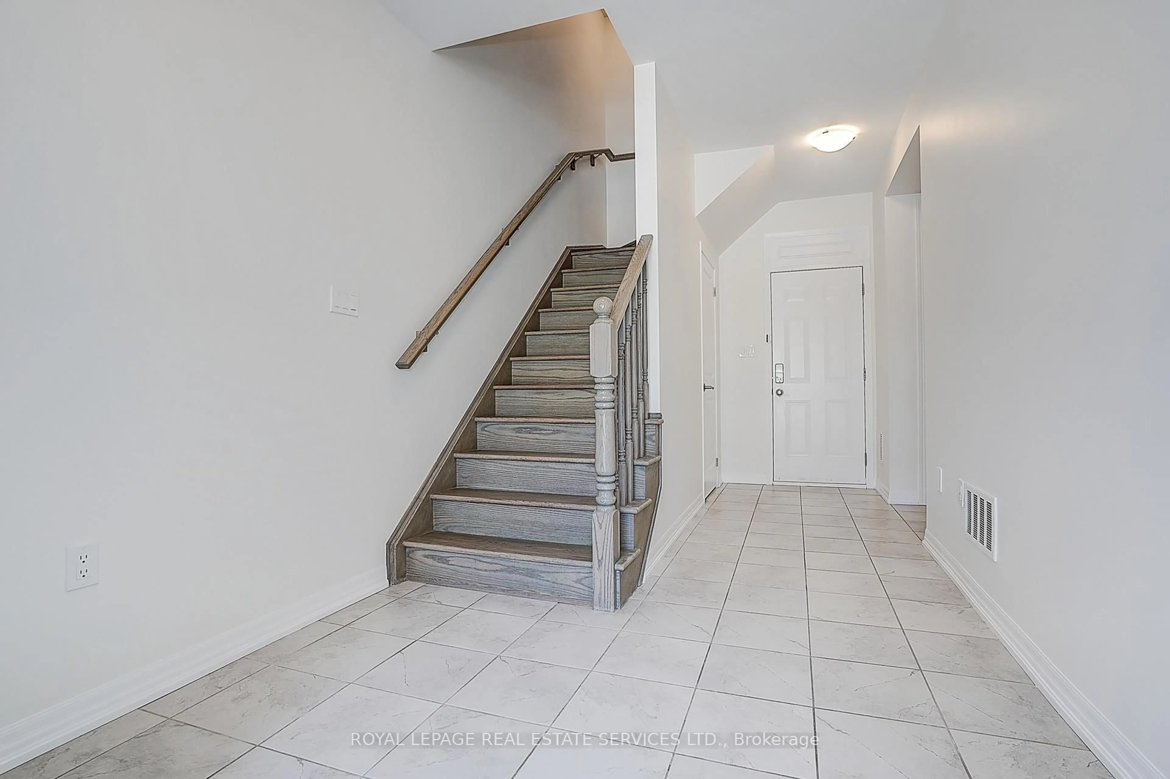 Indoor foyer for 3353 Carding Mill Tr, Oakville Ontario L6M 1R7