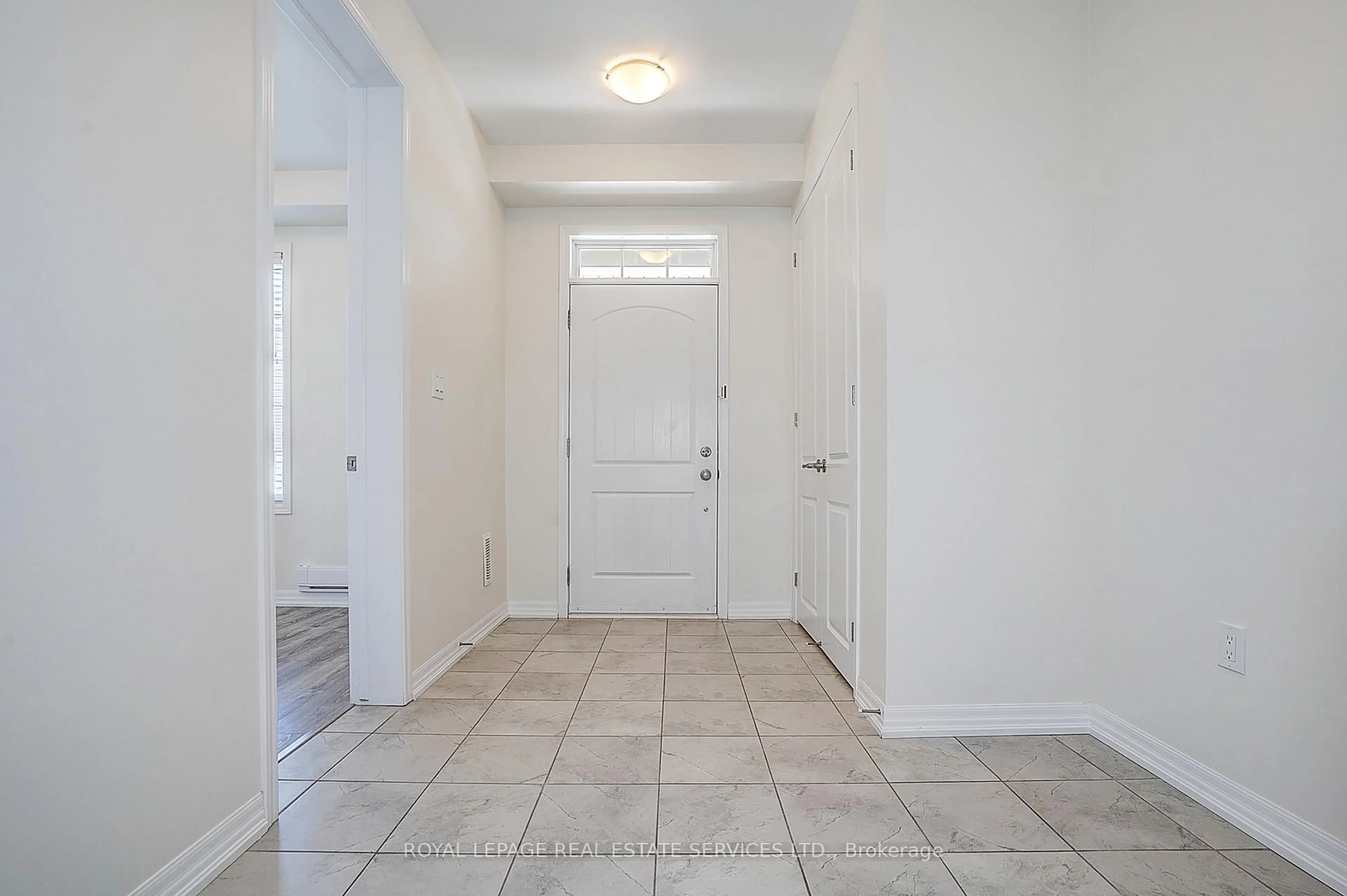Indoor entryway for 3353 Carding Mill Tr, Oakville Ontario L6M 1R7
