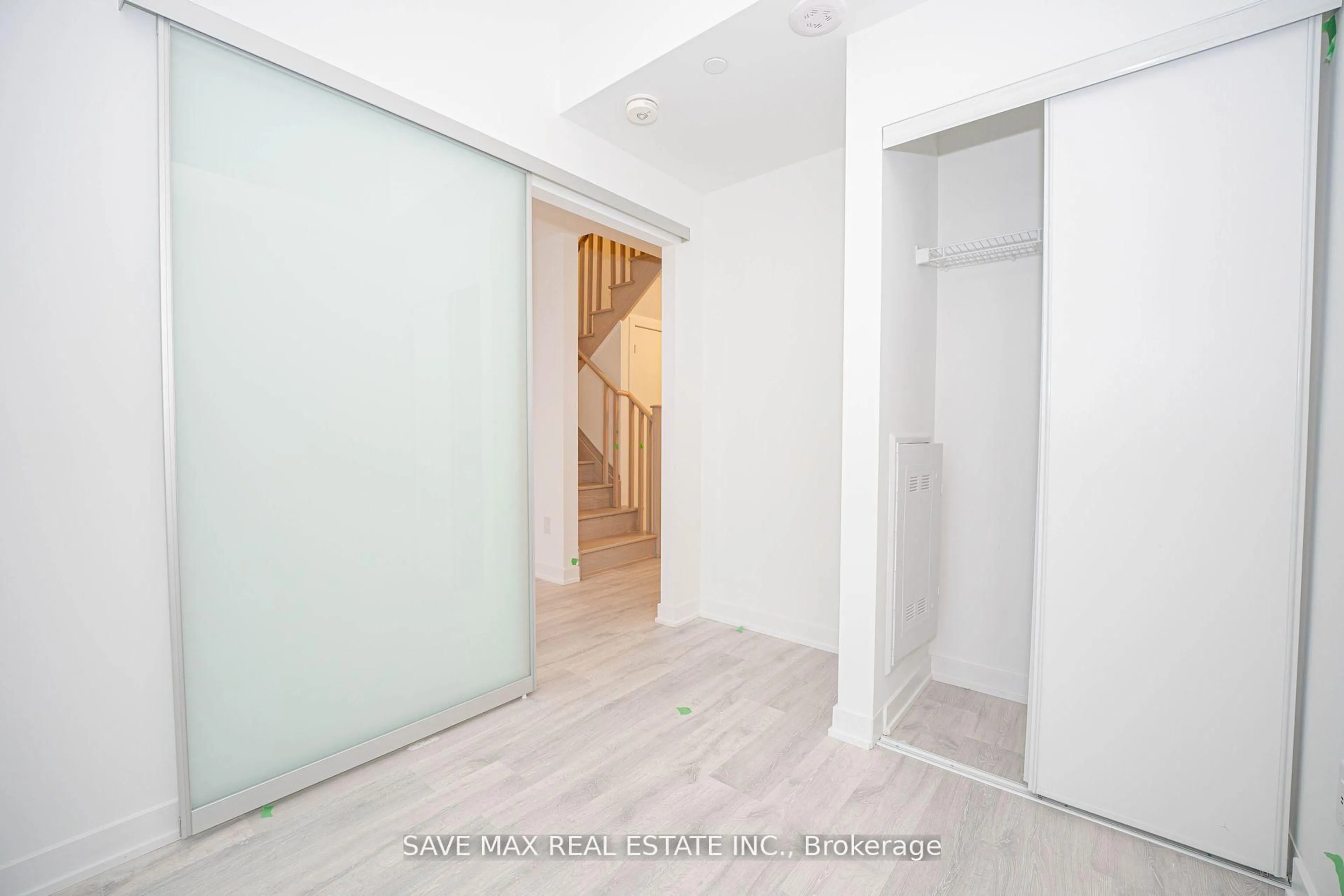 Indoor foyer for 220 Missinnihe Way #TH108, Mississauga Ontario L5H 0A9
