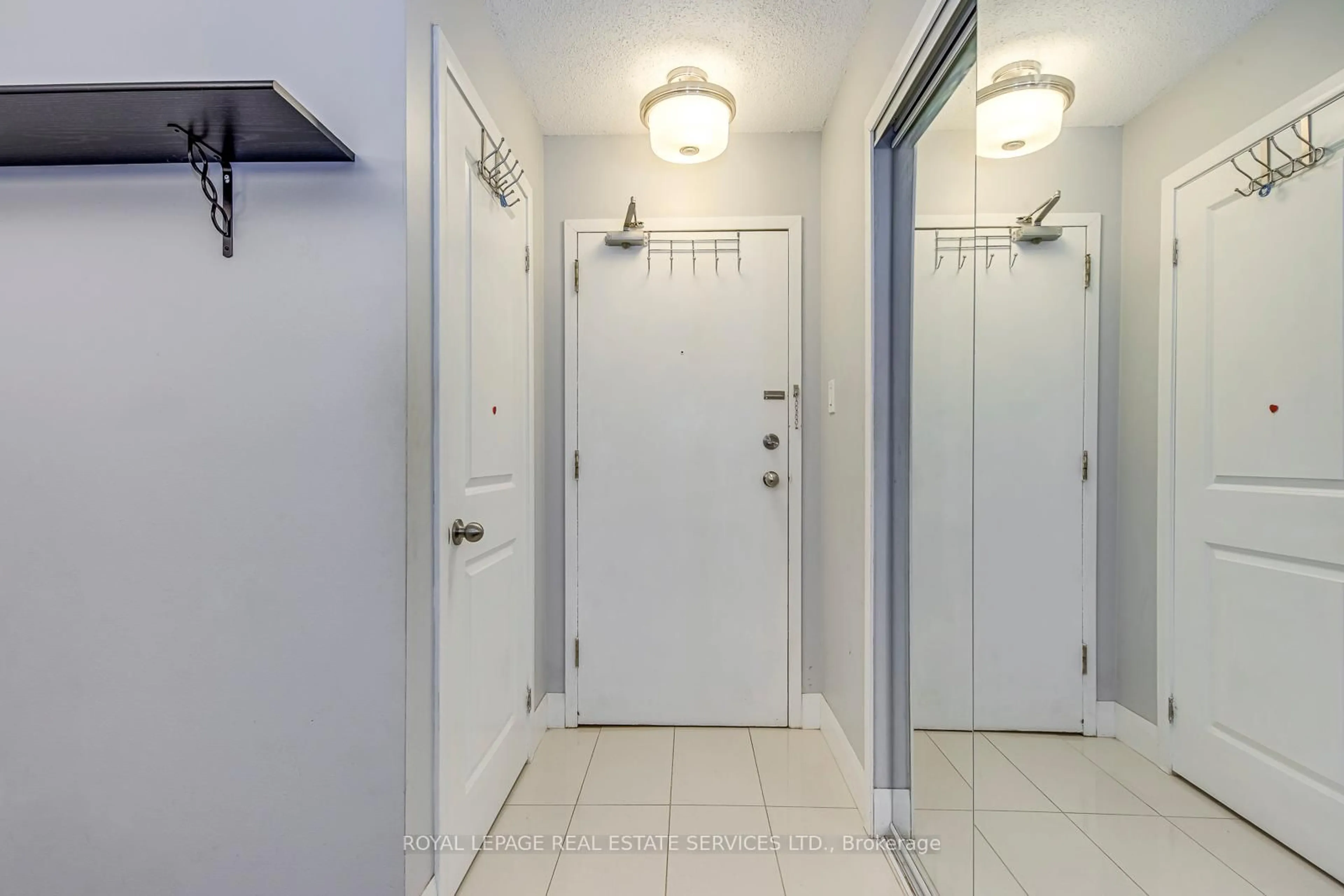 Indoor entryway for 1450 Glen Abbey Gate #911, Oakville Ontario L6M 2V7