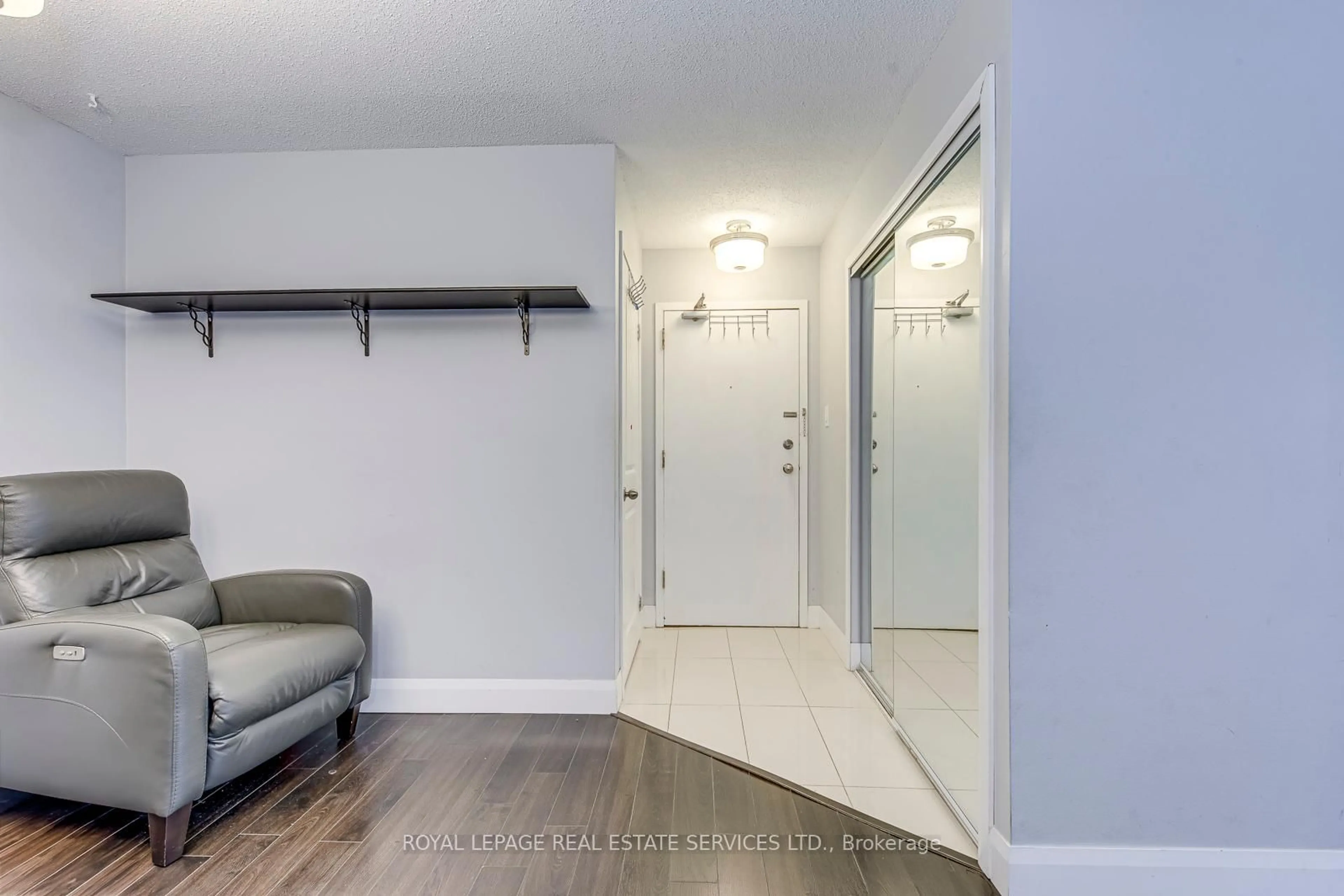 Indoor entryway for 1450 Glen Abbey Gate #911, Oakville Ontario L6M 2V7