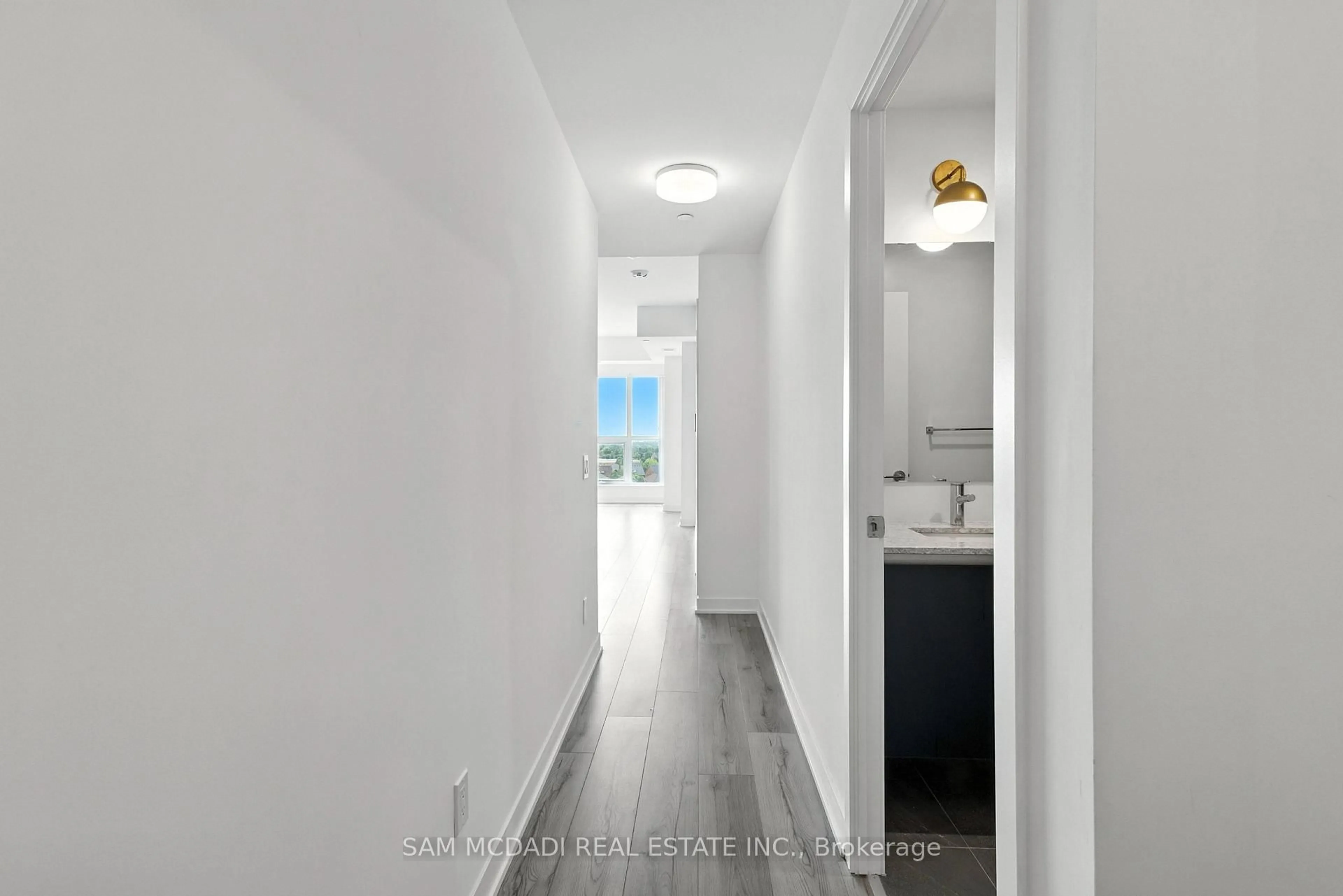 Indoor entryway for 405 Dundas St #722, Oakville Ontario L6M 5P9