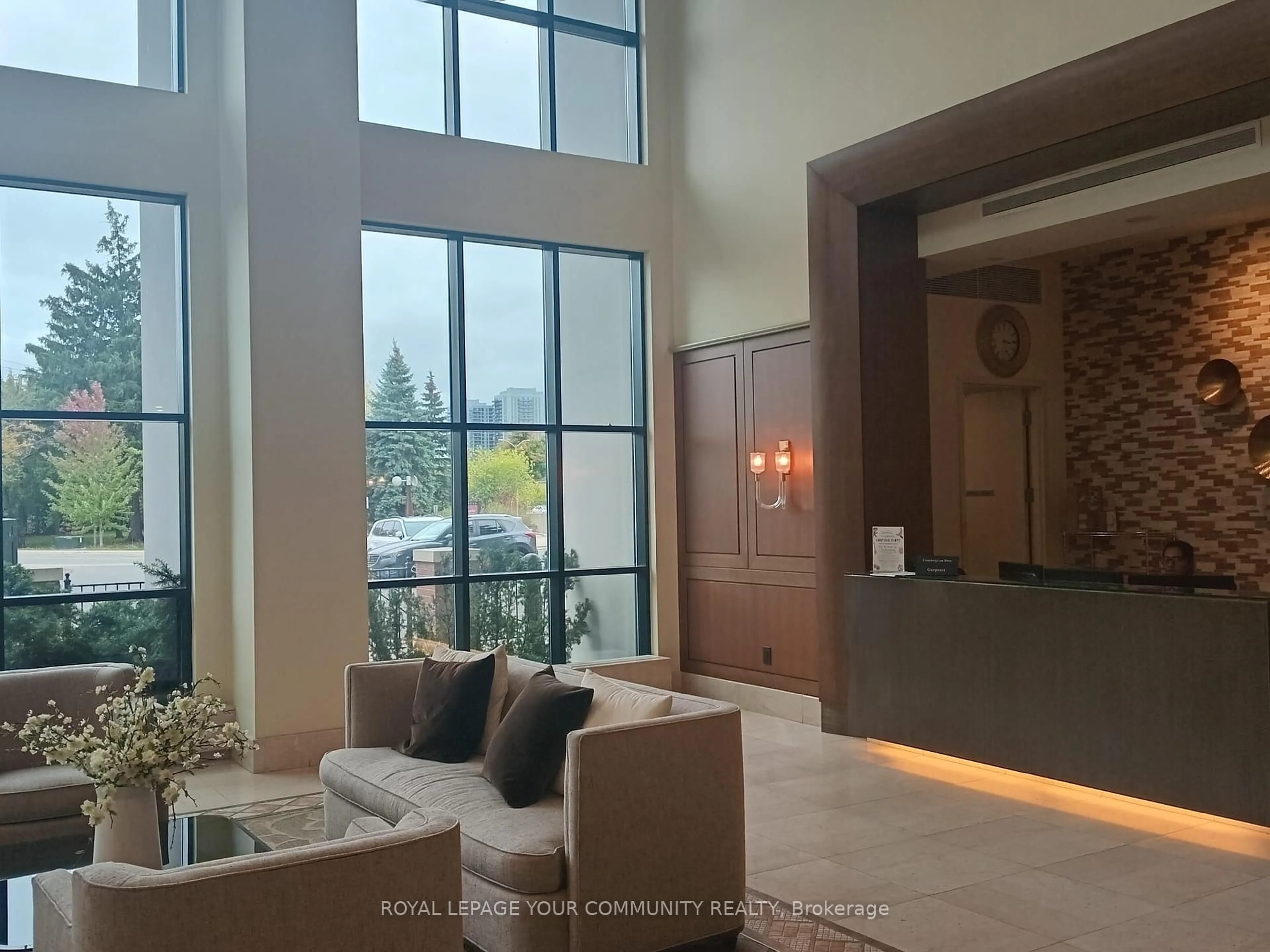 Indoor foyer for 100 John St #608, Brampton Ontario L6W 0A8