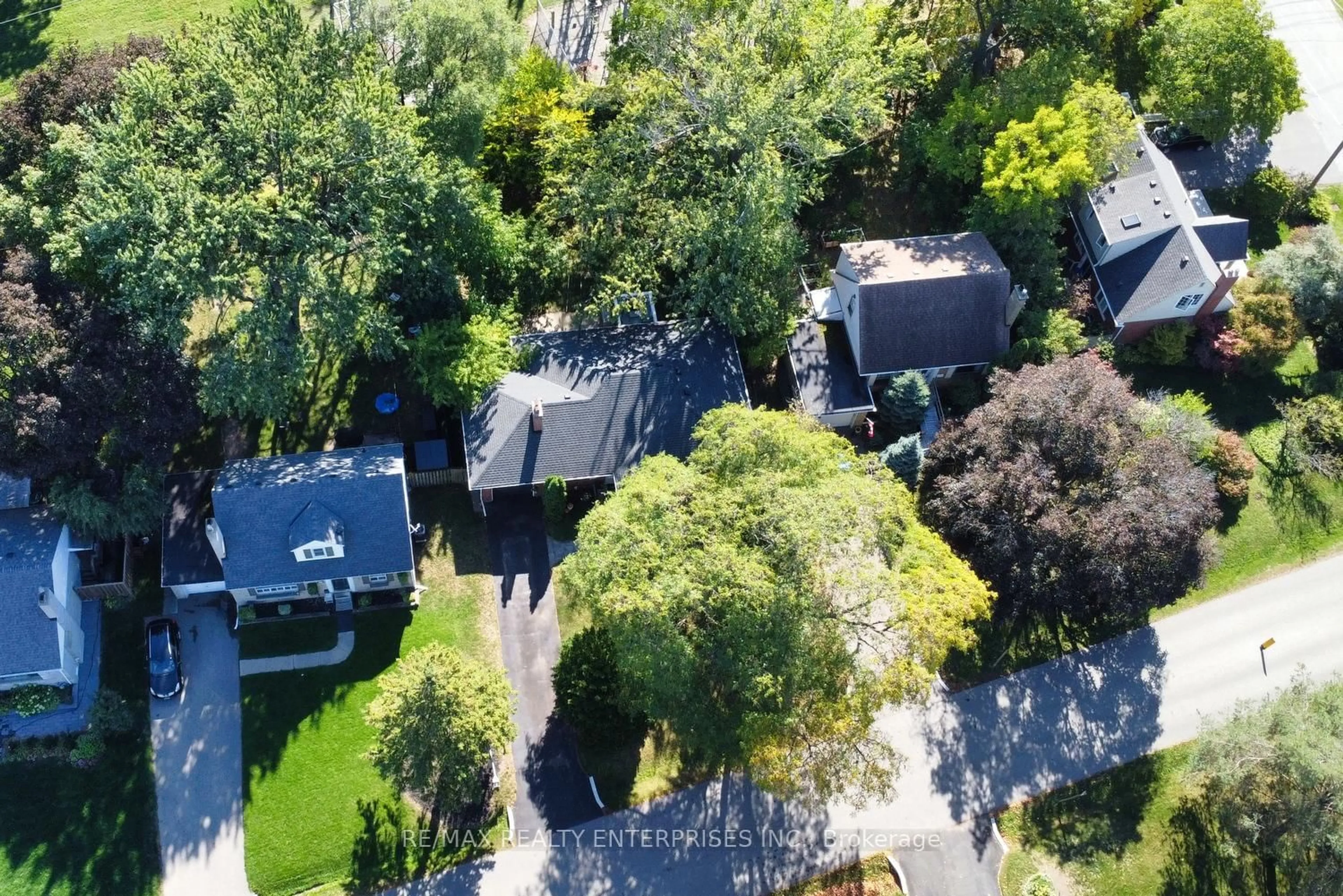 A pic from outside/outdoor area/front of a property/back of a property/a pic from drone, street for 992 Baldwin Rd, Mississauga Ontario L4Y 1J2