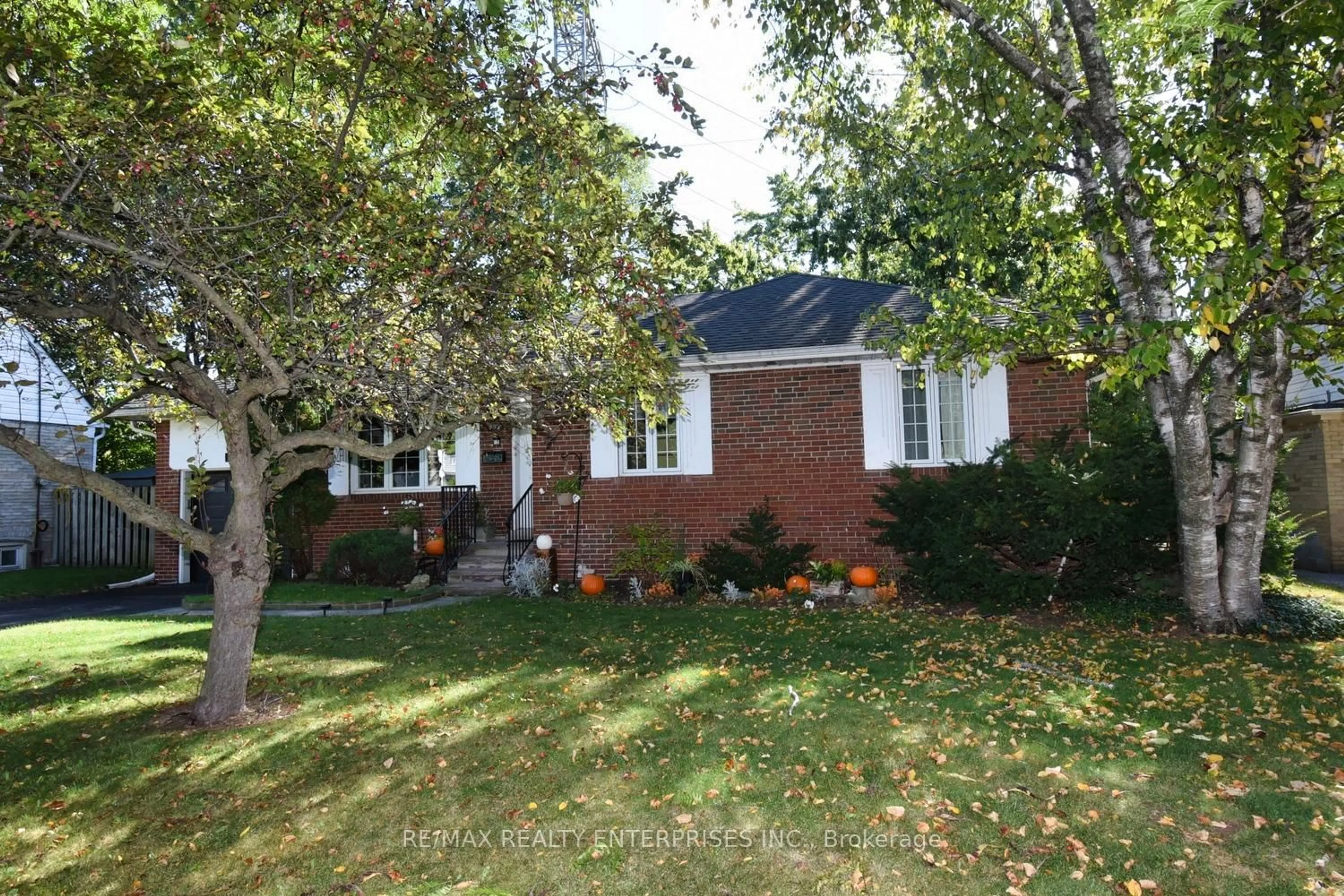 Home with brick exterior material, street for 992 Baldwin Rd, Mississauga Ontario L4Y 1J2