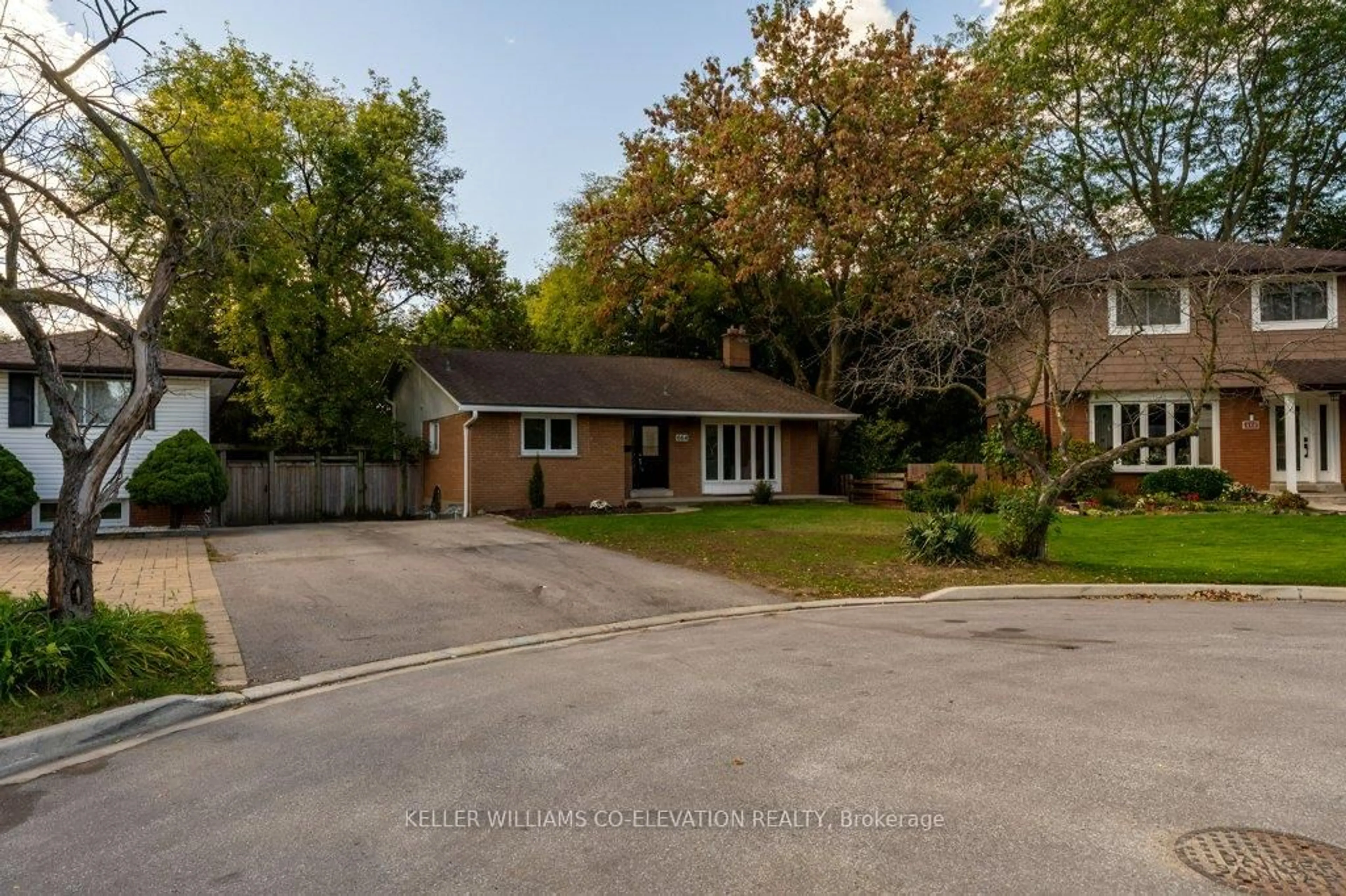 A pic from outside/outdoor area/front of a property/back of a property/a pic from drone, street for 664 Chestnut Pl, Burlington Ontario L7N 3E8