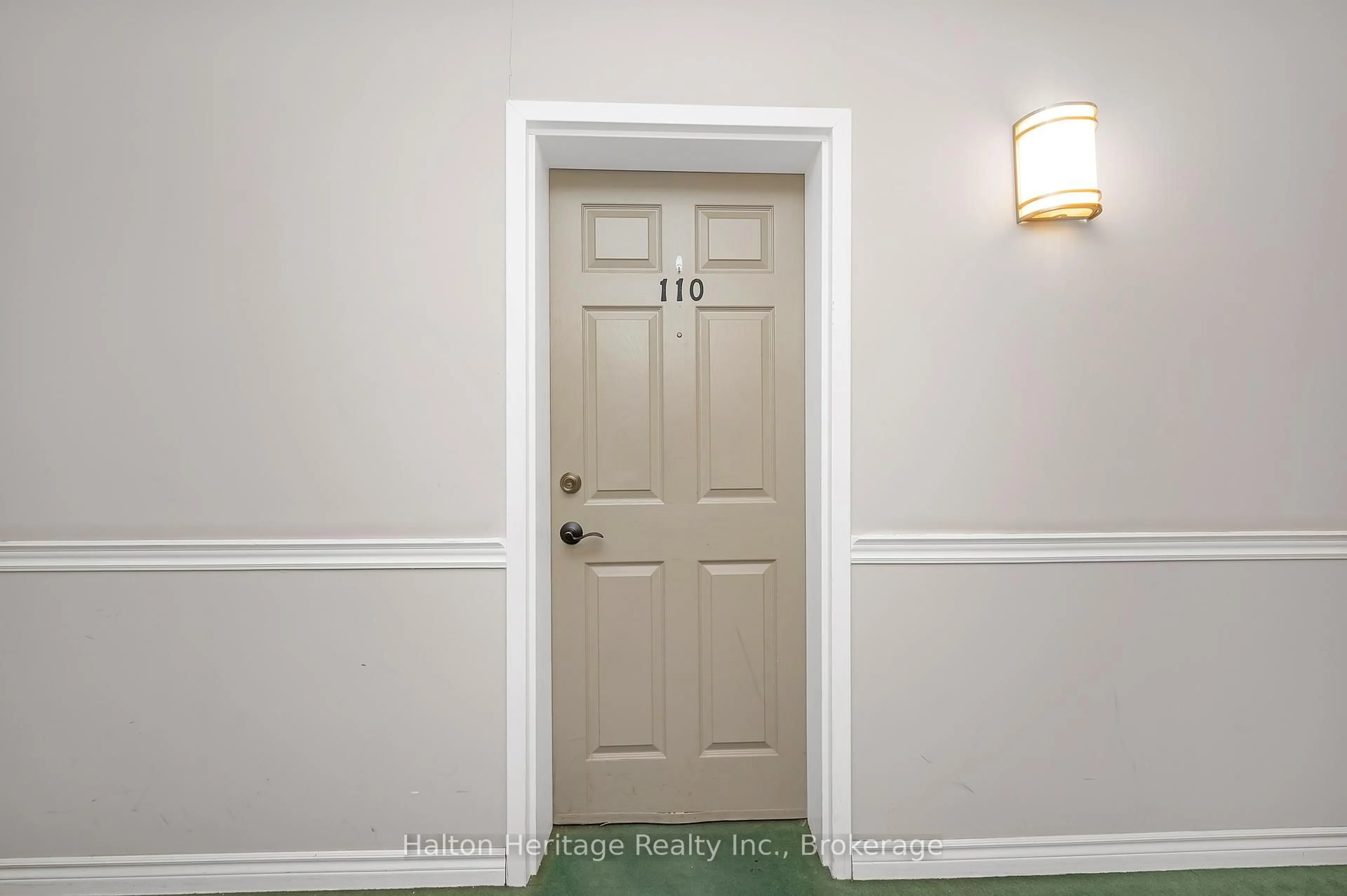 Indoor entryway for 4015 Kilmer Dr #110, Burlington Ontario L7M 4M4