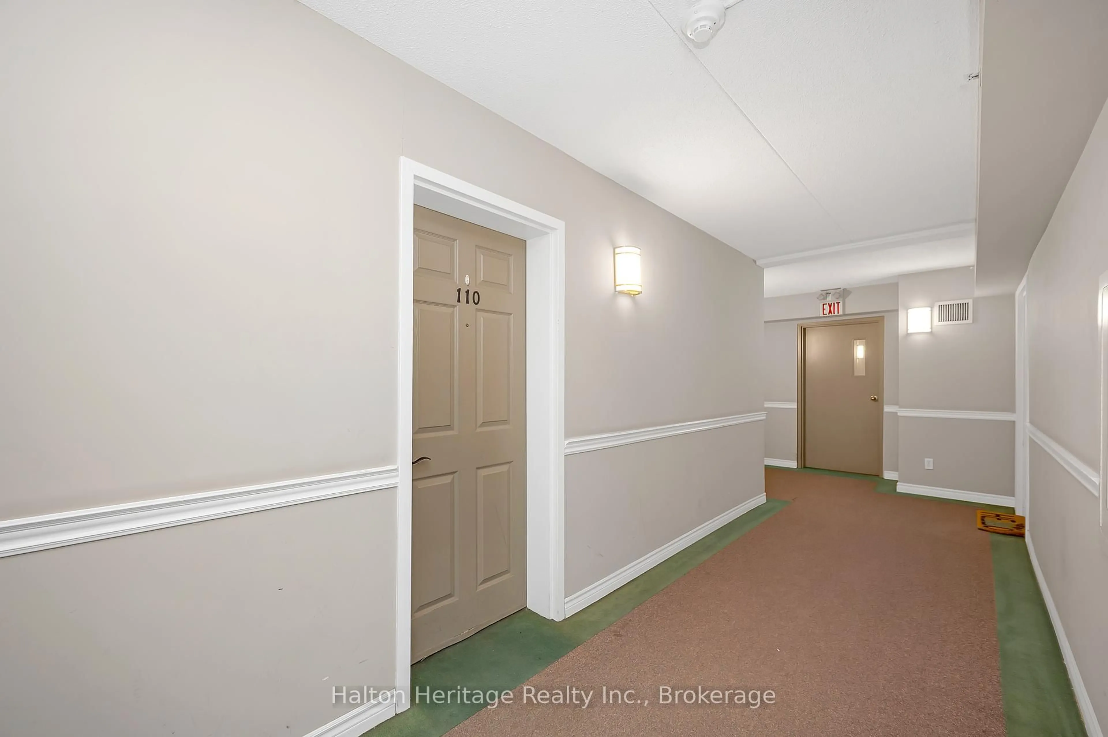 Indoor foyer for 4015 Kilmer Dr #110, Burlington Ontario L7M 4M4