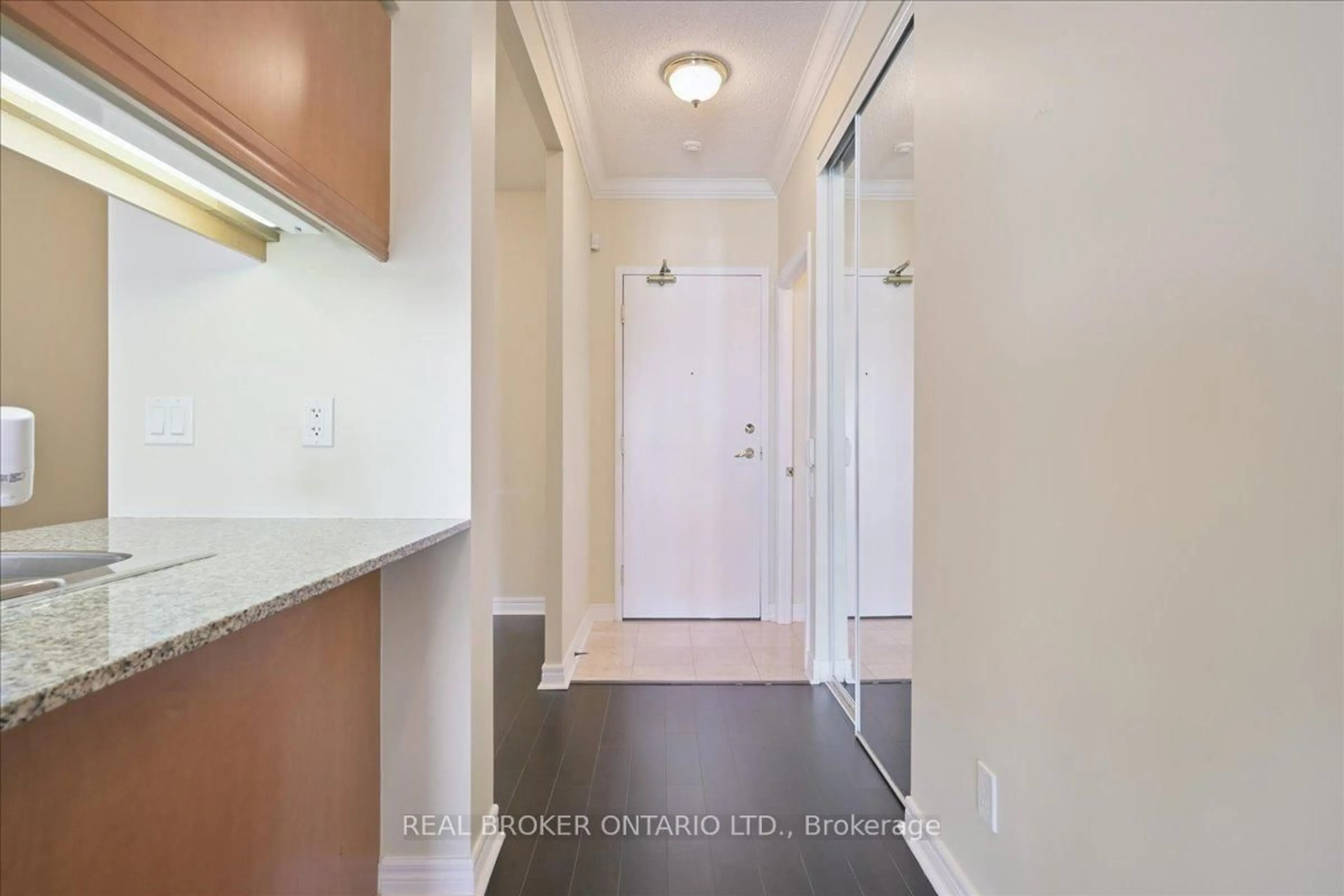 Indoor entryway for 40 Old Mill Rd #804, Oakville Ontario L6J 7W2