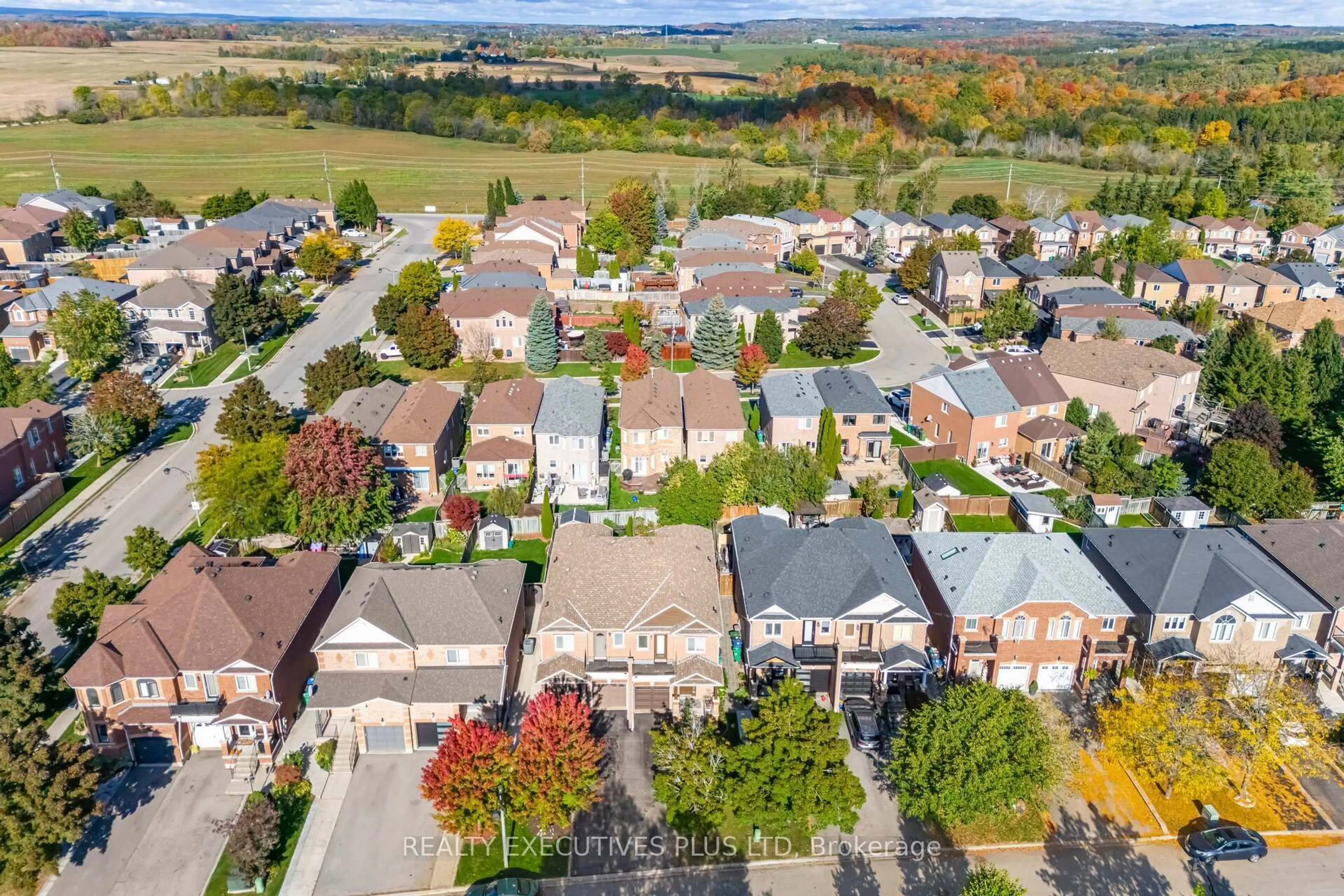 A pic from outside/outdoor area/front of a property/back of a property/a pic from drone, street for 12 Manorwood Crt, Caledon Ontario L7E 2S9