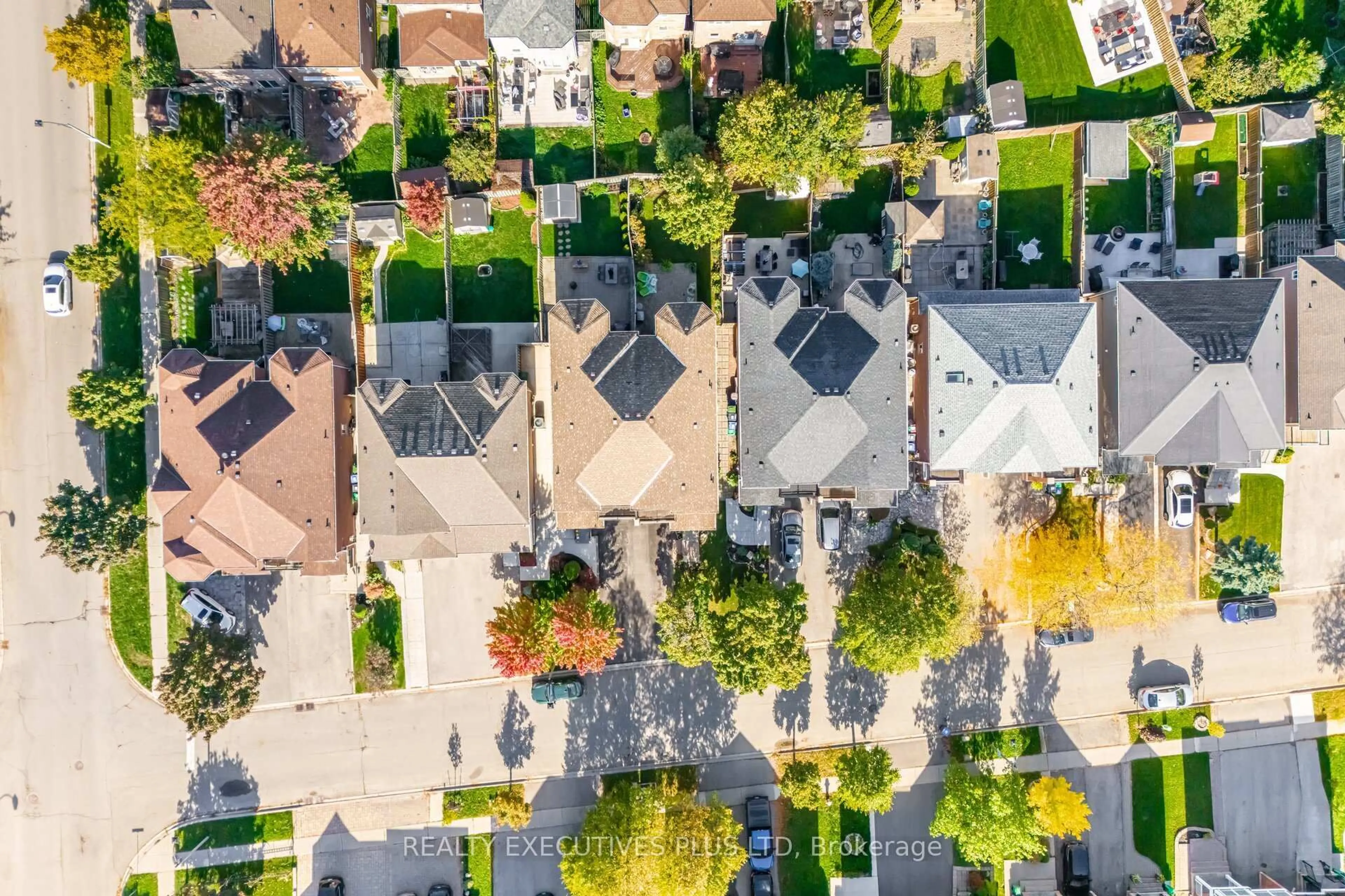 A pic from outside/outdoor area/front of a property/back of a property/a pic from drone, street for 12 Manorwood Crt, Caledon Ontario L7E 2S9