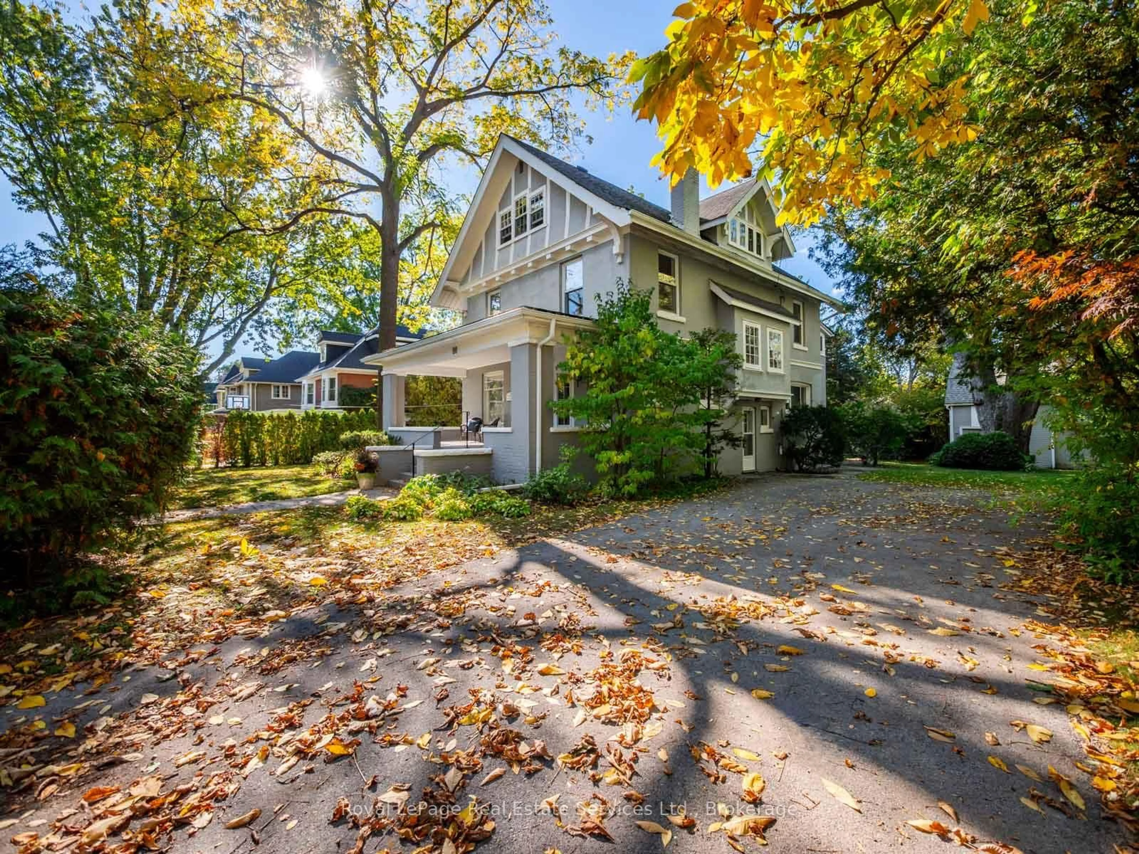 A pic from outside/outdoor area/front of a property/back of a property/a pic from drone, street for 80 Second St, Oakville Ontario L6J 3T3
