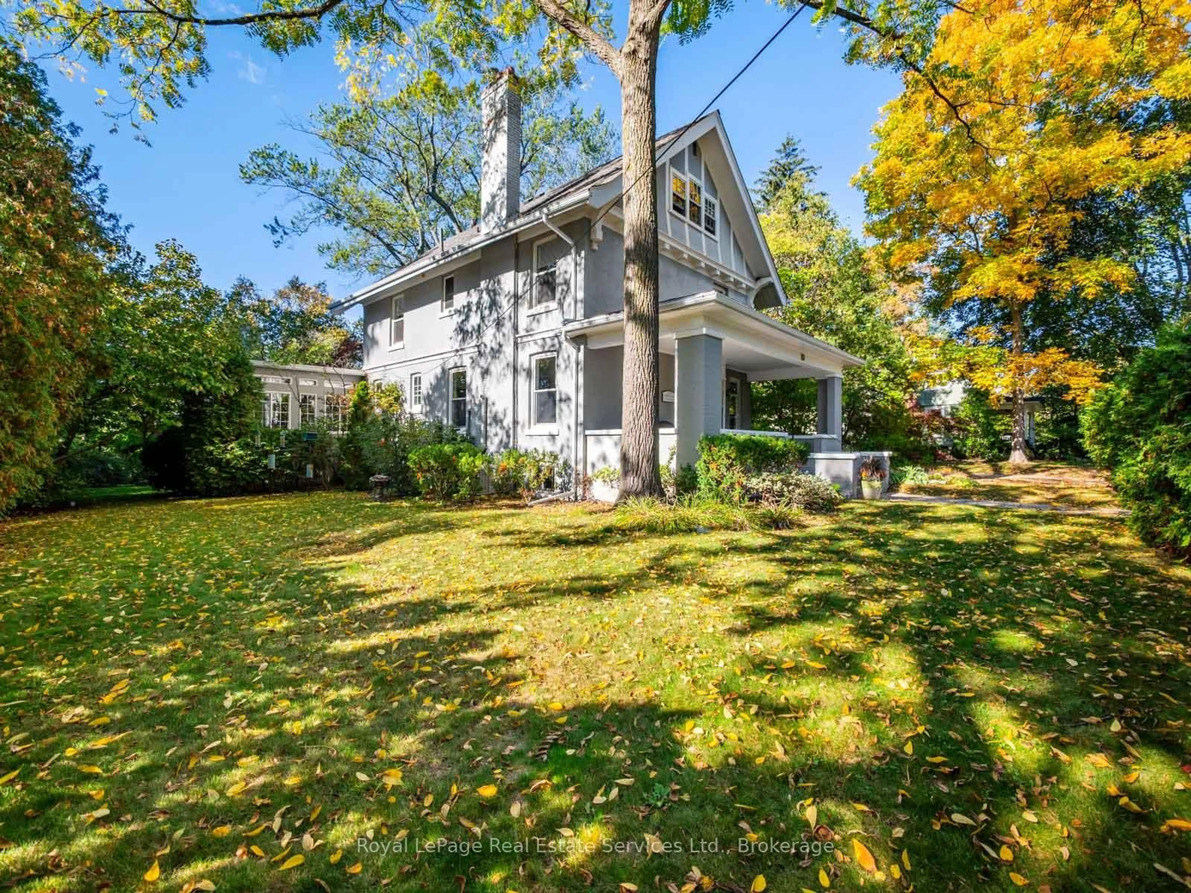 A pic from outside/outdoor area/front of a property/back of a property/a pic from drone, street for 80 Second St, Oakville Ontario L6J 3T3