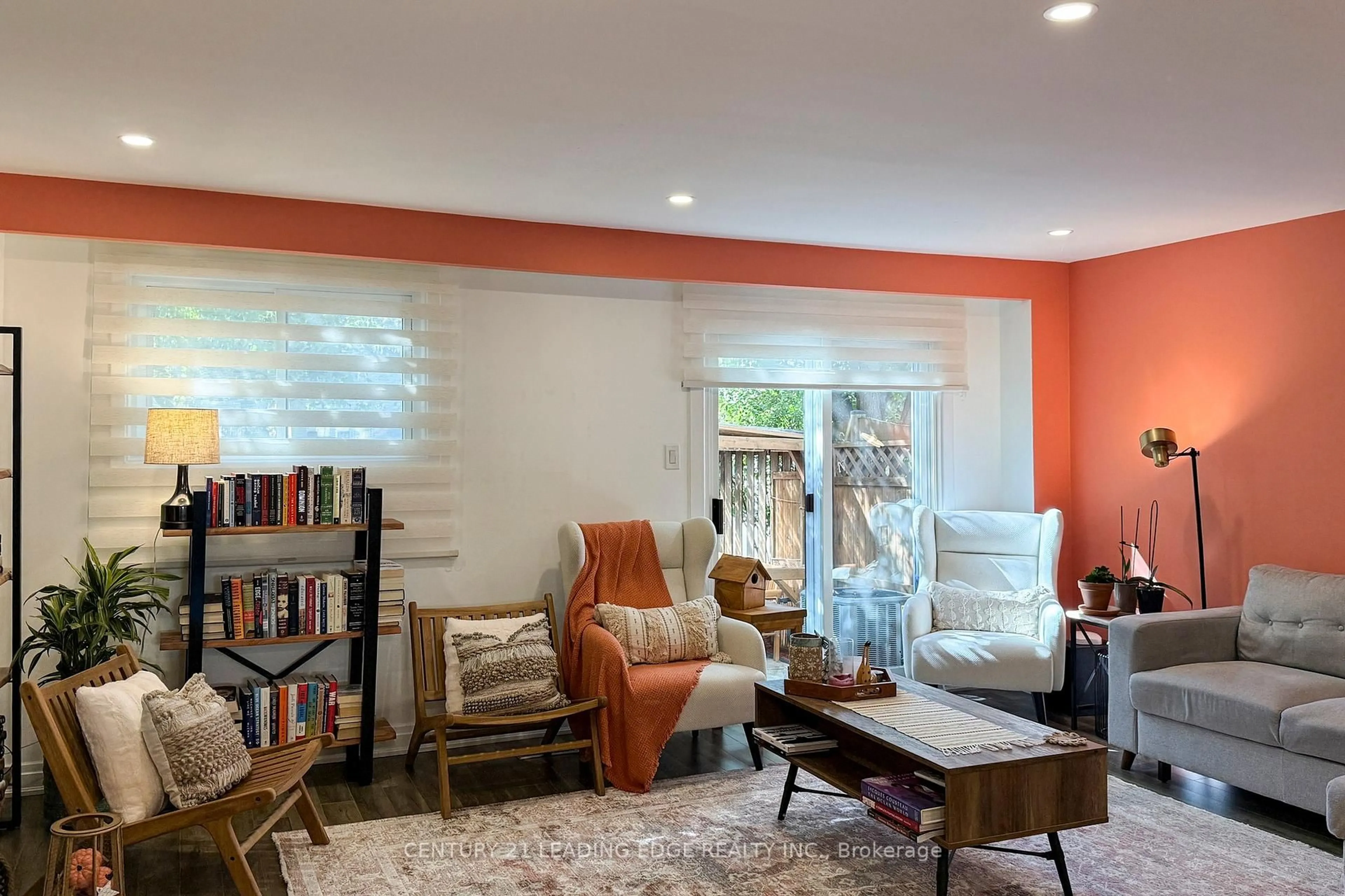 Living room with furniture, unknown for 589 FRANCIS Rd, Burlington Ontario L7T 3X6
