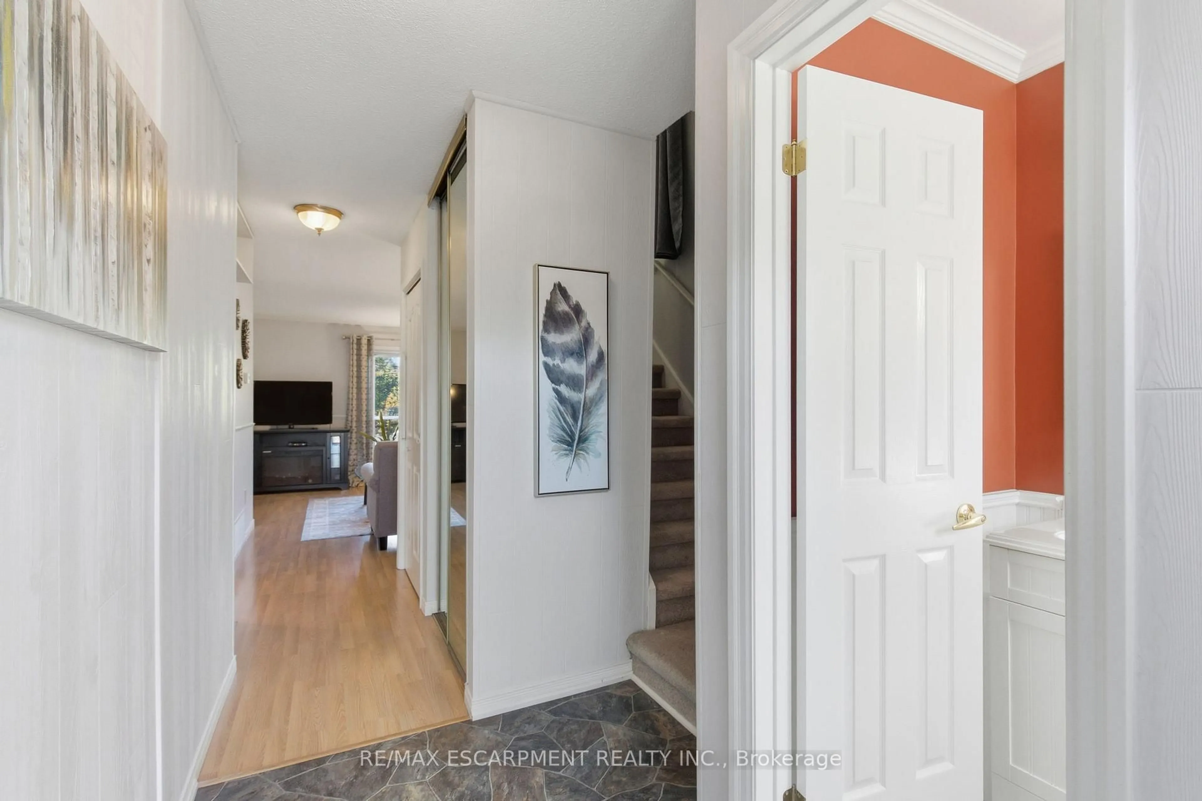 Indoor entryway for 3500 Glen Erin Dr #6, Mississauga Ontario L5L 1W6