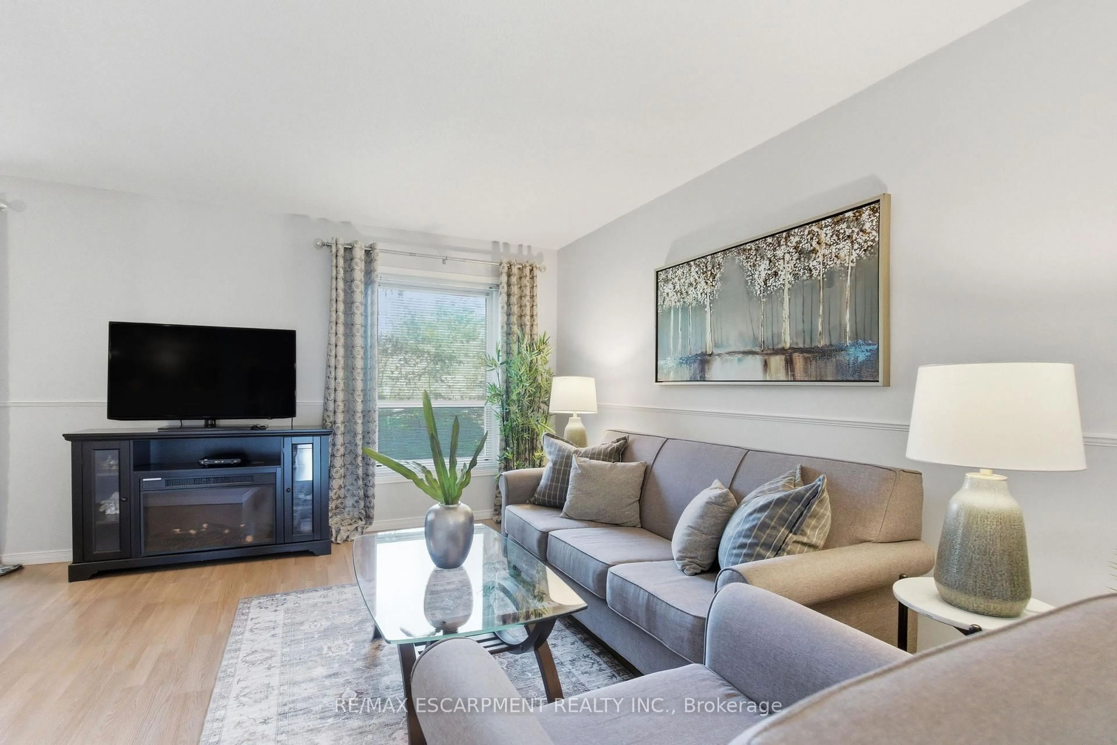 Living room with furniture, unknown for 3500 Glen Erin Dr #6, Mississauga Ontario L5L 1W6