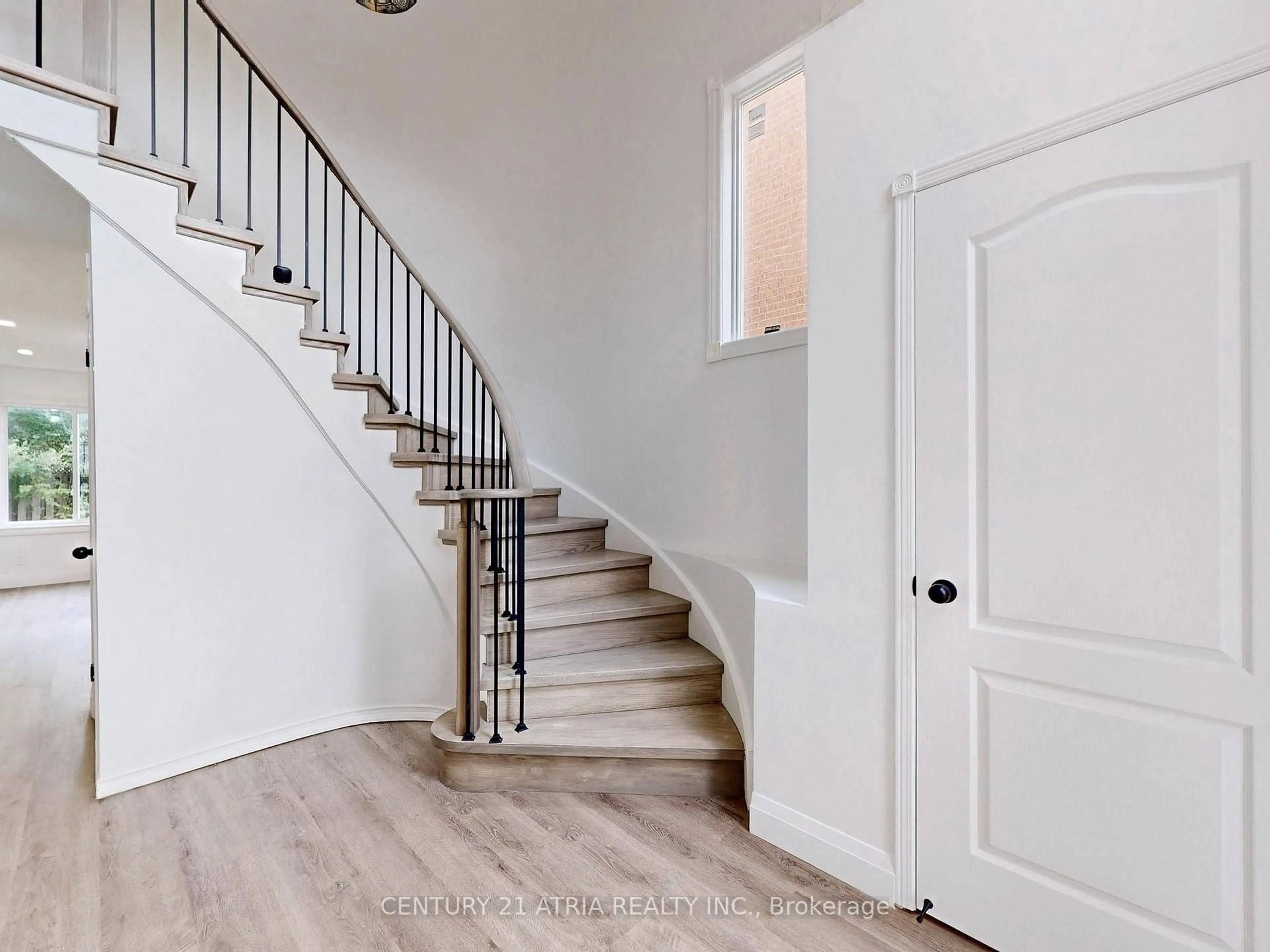 Indoor entryway for 1629 Astrella Cres, Mississauga Ontario L5M 4Z7