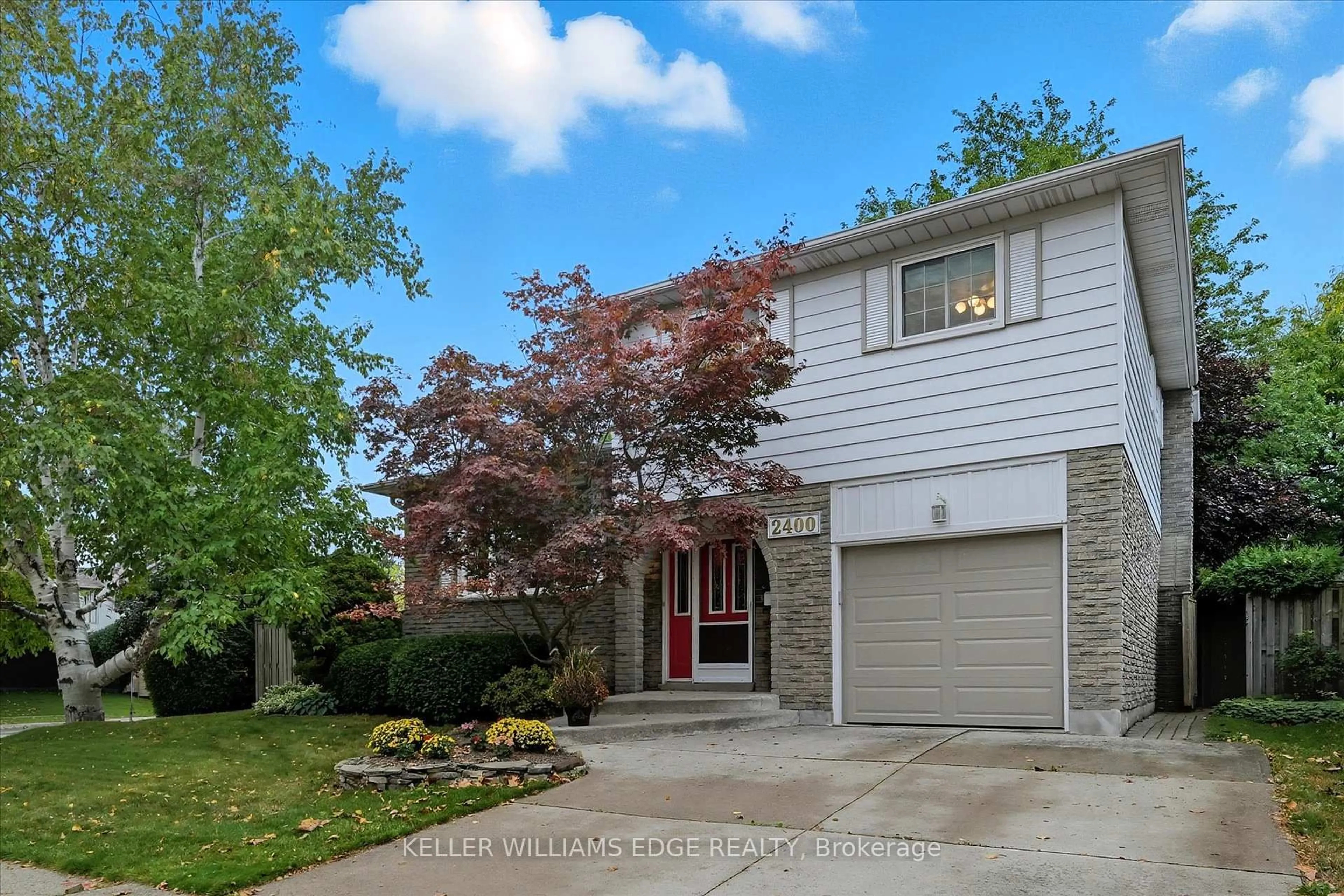 Home with vinyl exterior material, street for 2400 Eaglesfield Dr, Burlington Ontario L7P 3V5
