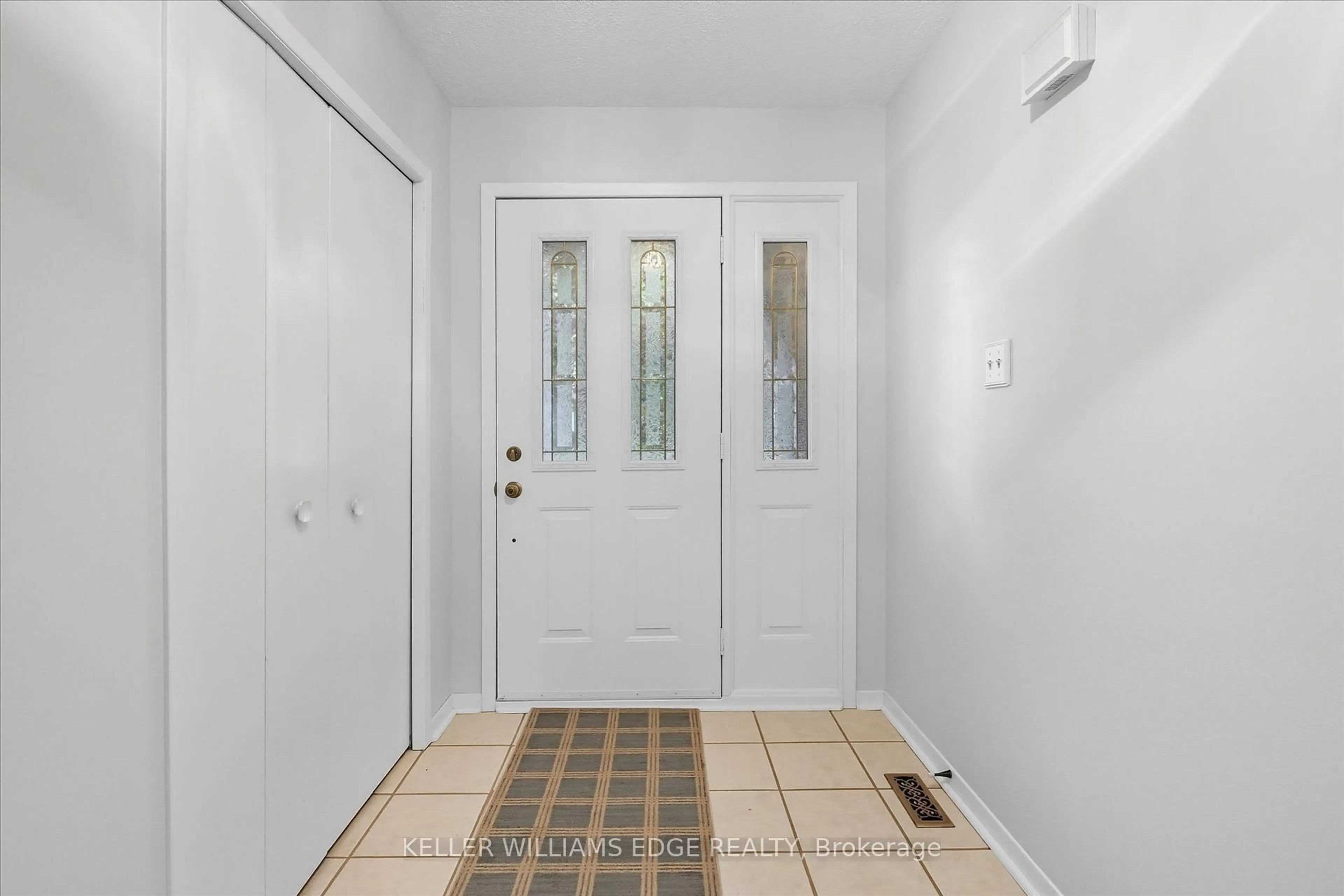 Indoor entryway for 2400 Eaglesfield Dr, Burlington Ontario L7P 3V5