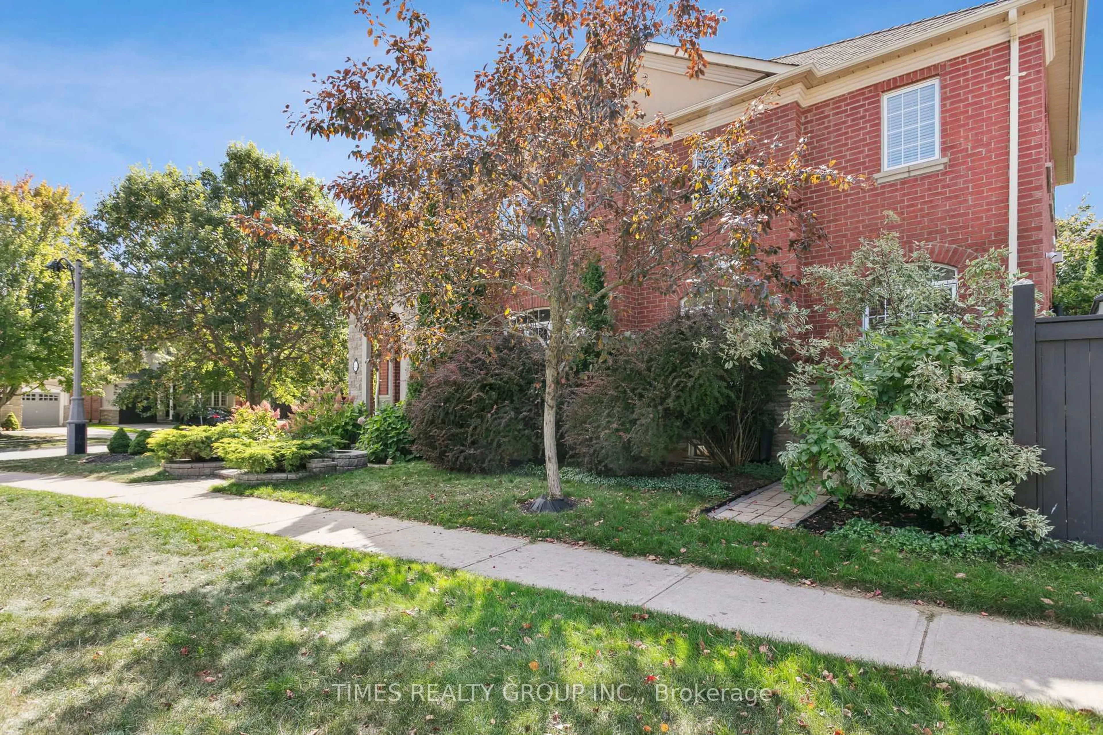 A pic from outside/outdoor area/front of a property/back of a property/a pic from drone, street for 212 Creek Path Ave, Oakville Ontario L6L 6T5