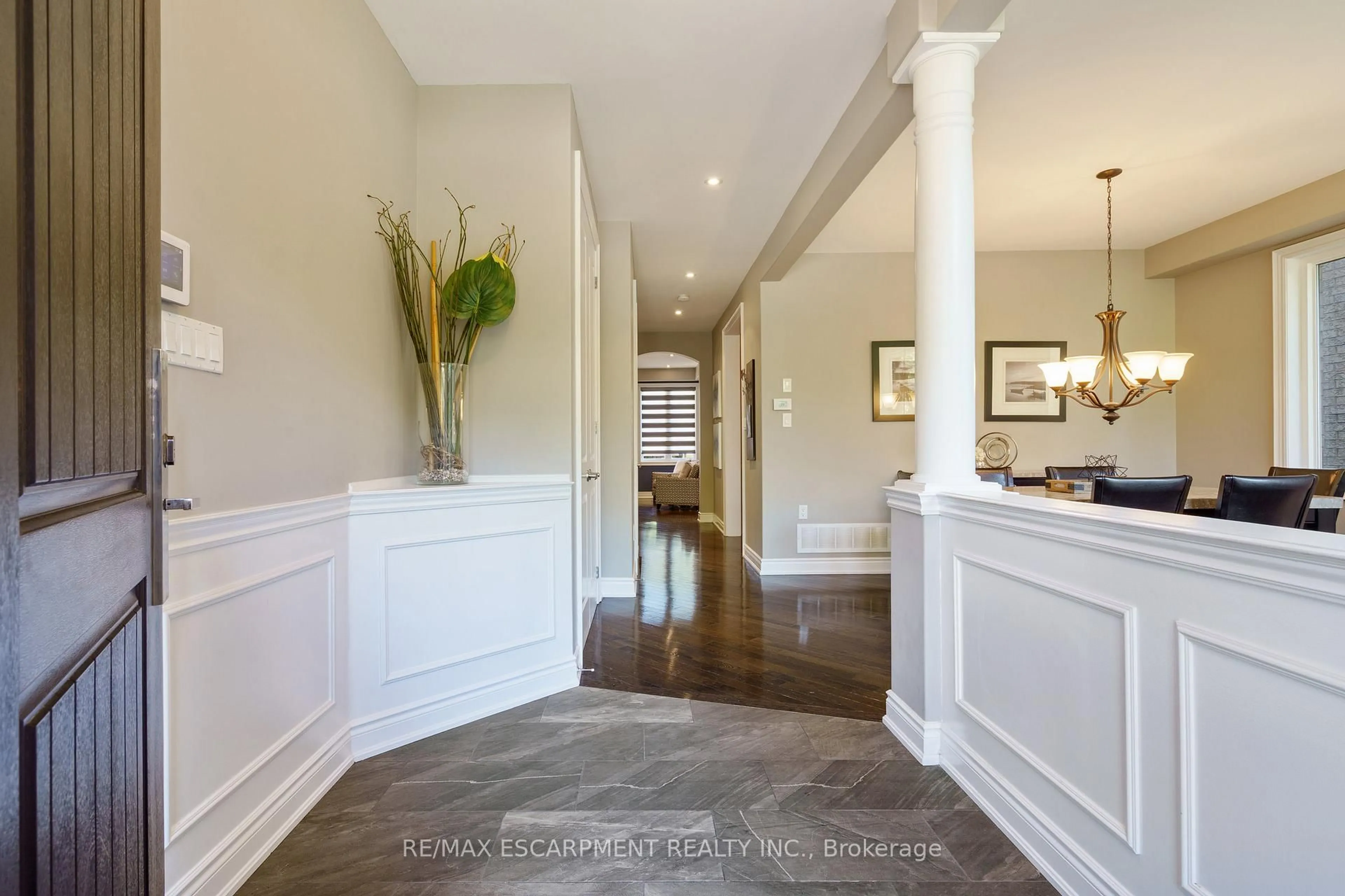 Indoor entryway for 317 Great Lakes Blvd, Oakville Ontario L6L 0A4