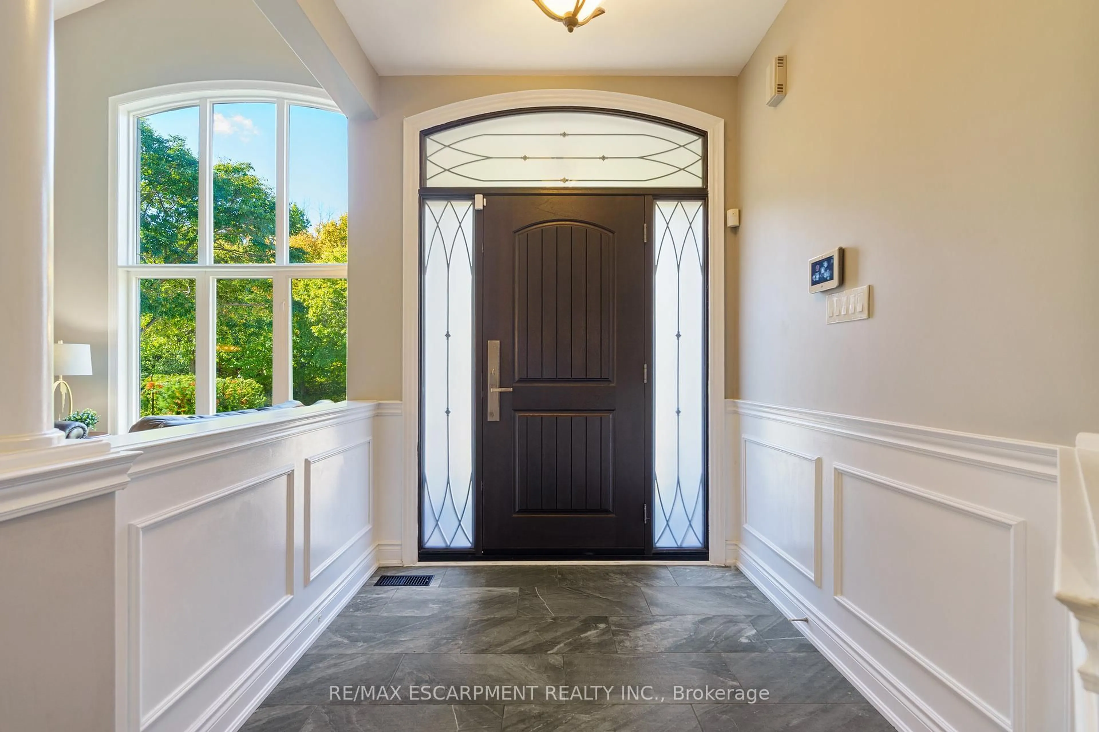Indoor entryway for 317 Great Lakes Blvd, Oakville Ontario L6L 0A4