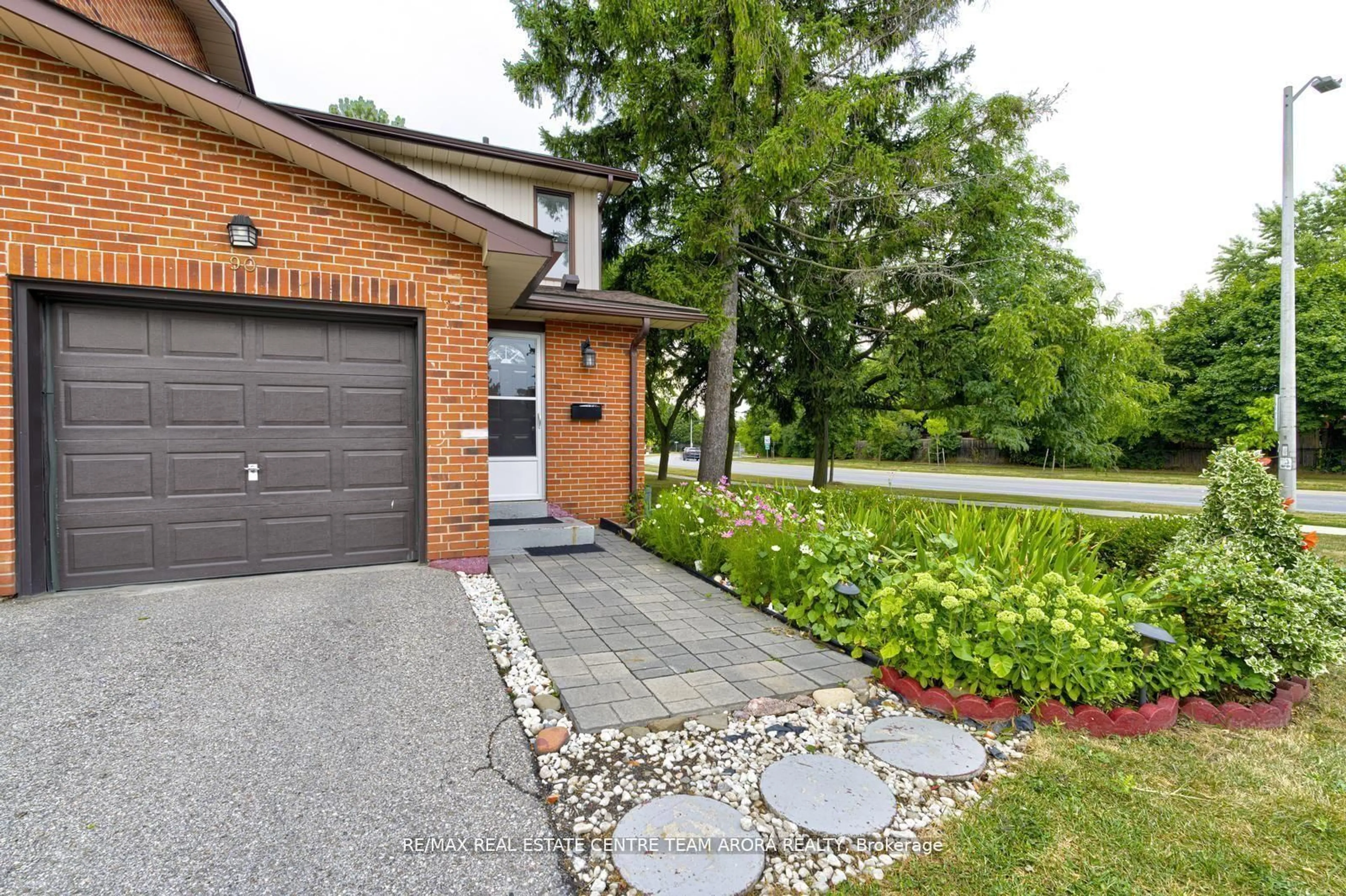 Home with brick exterior material, water/lake/river/ocean view for 90 Dawson Cres #90, Brampton Ontario L6V 3M6