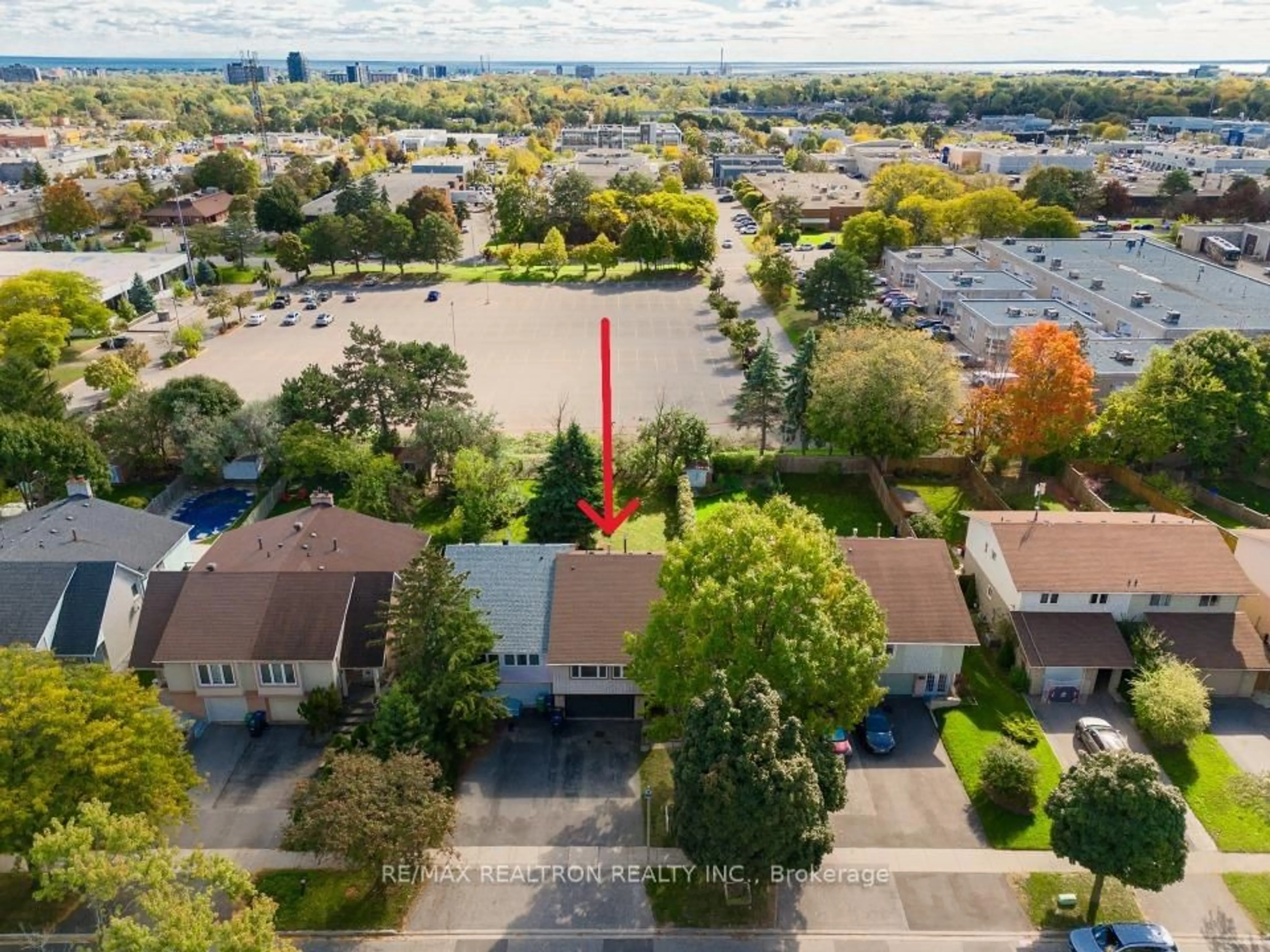 A pic from outside/outdoor area/front of a property/back of a property/a pic from drone, unknown for 2440 Mainroyal St, Mississauga Ontario L5L 1C9