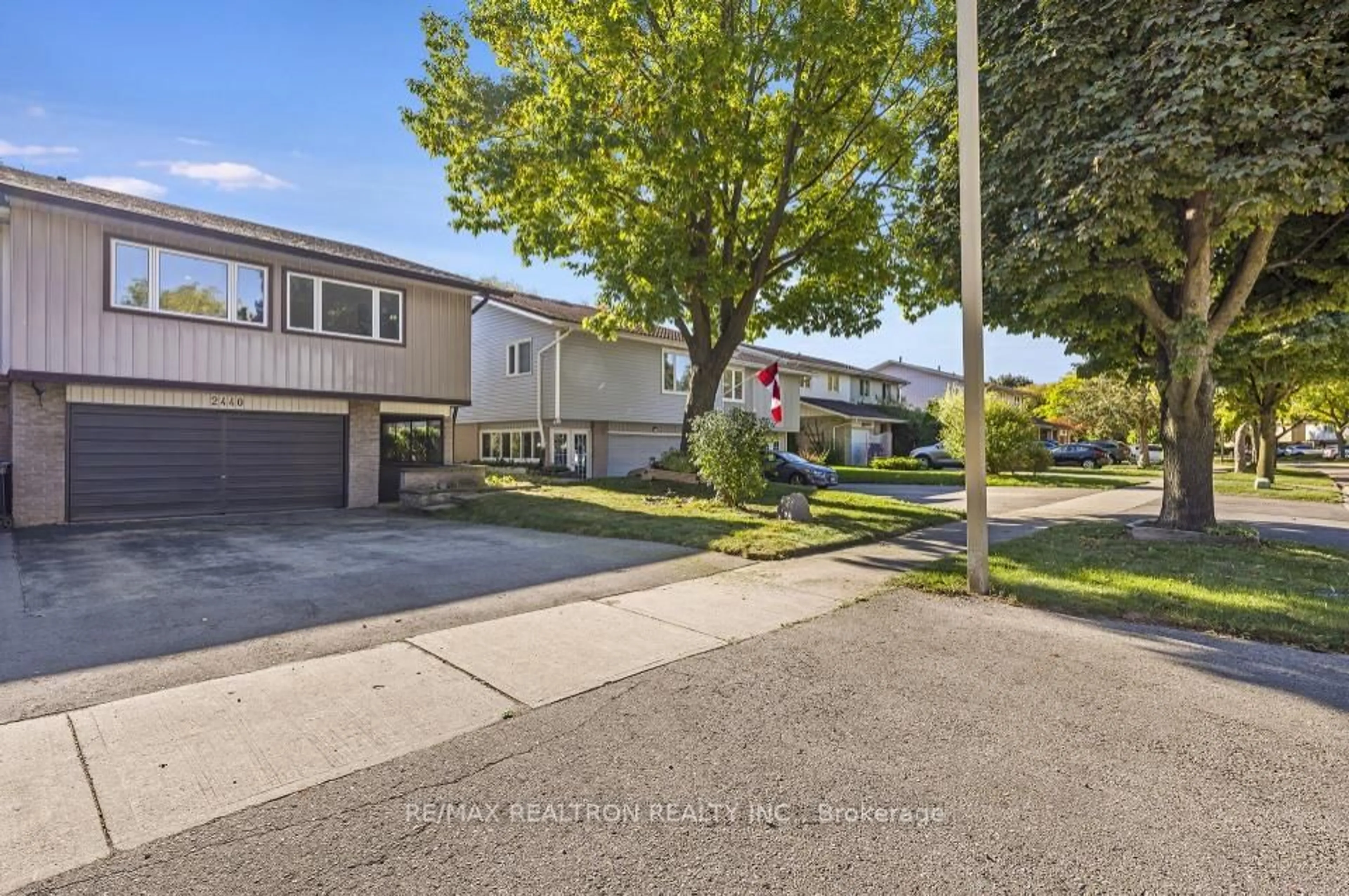 A pic from outside/outdoor area/front of a property/back of a property/a pic from drone, street for 2440 Mainroyal St, Mississauga Ontario L5L 1C9