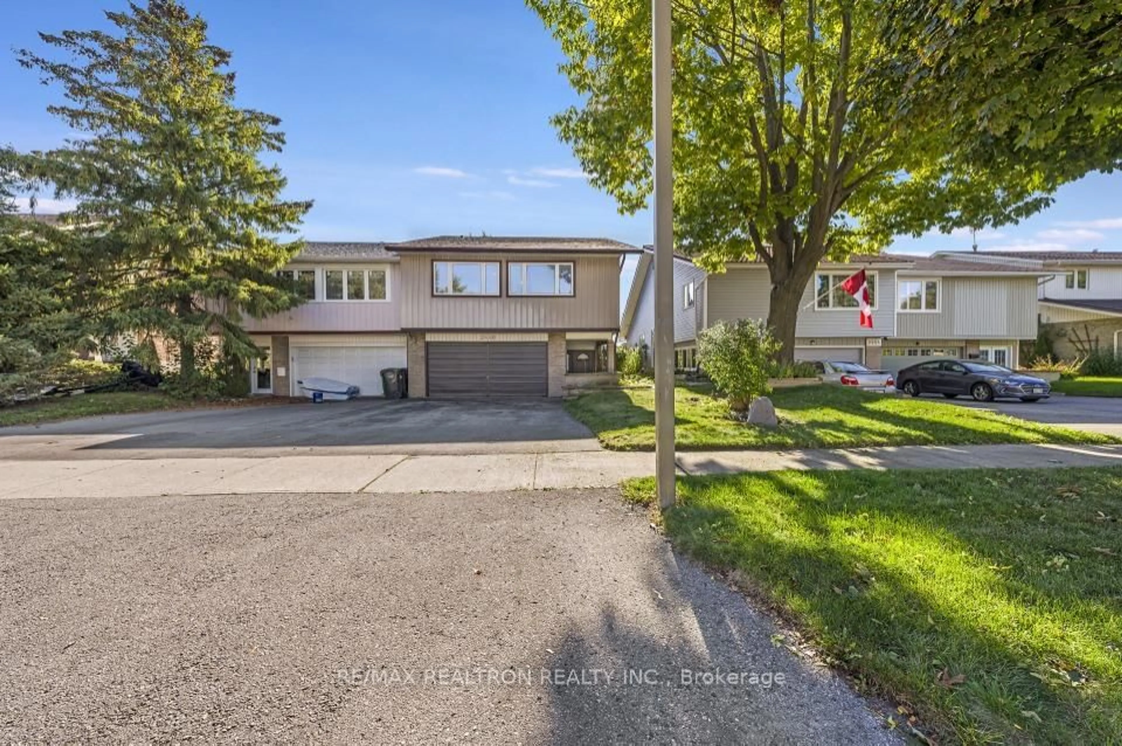 A pic from outside/outdoor area/front of a property/back of a property/a pic from drone, street for 2440 Mainroyal St, Mississauga Ontario L5L 1C9