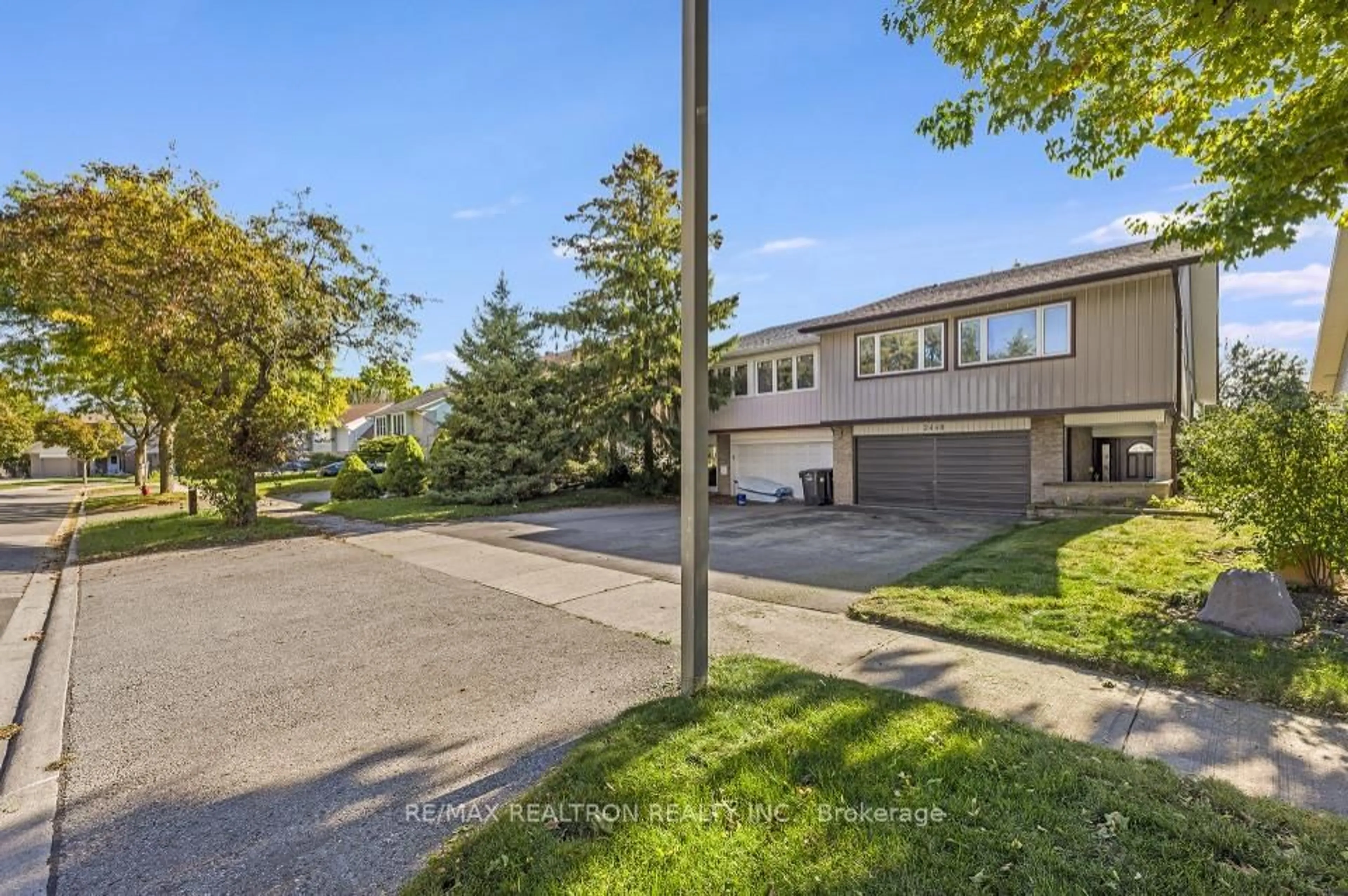 A pic from outside/outdoor area/front of a property/back of a property/a pic from drone, street for 2440 Mainroyal St, Mississauga Ontario L5L 1C9