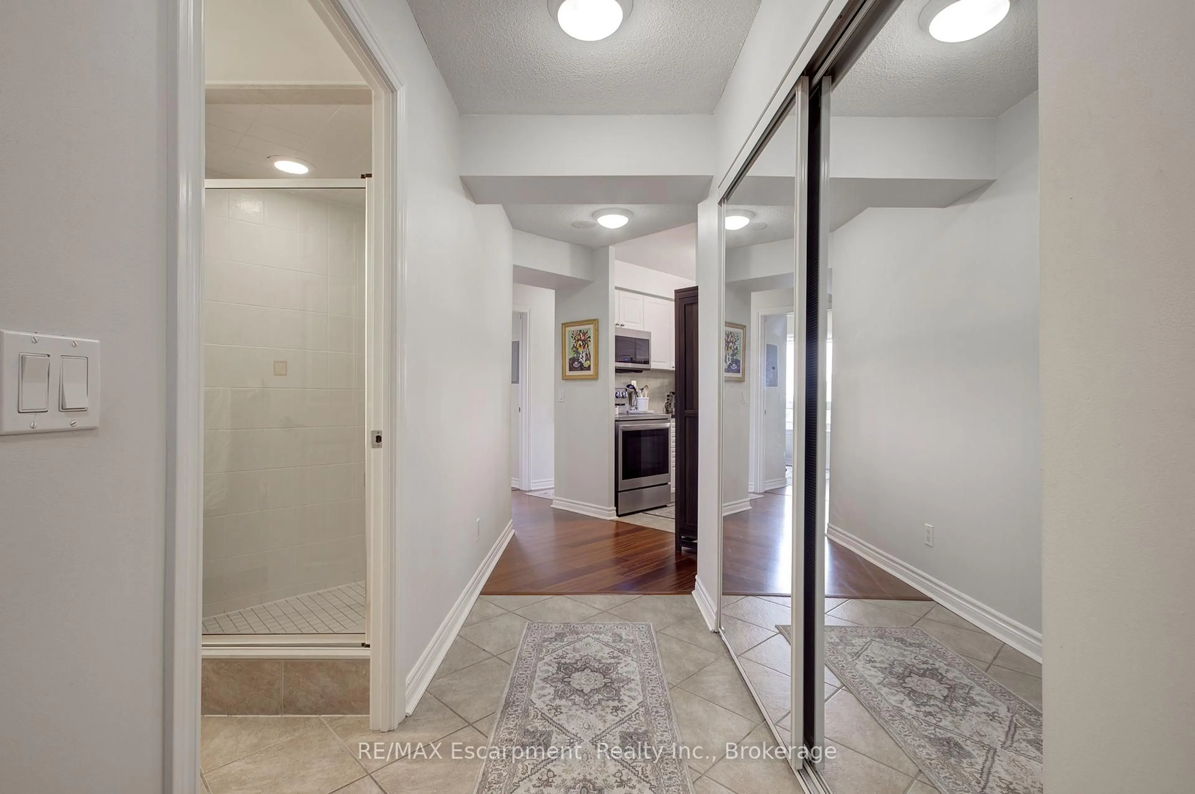 Indoor entryway for 2325 Central Park Dr #311, Oakville Ontario L6H 0E2