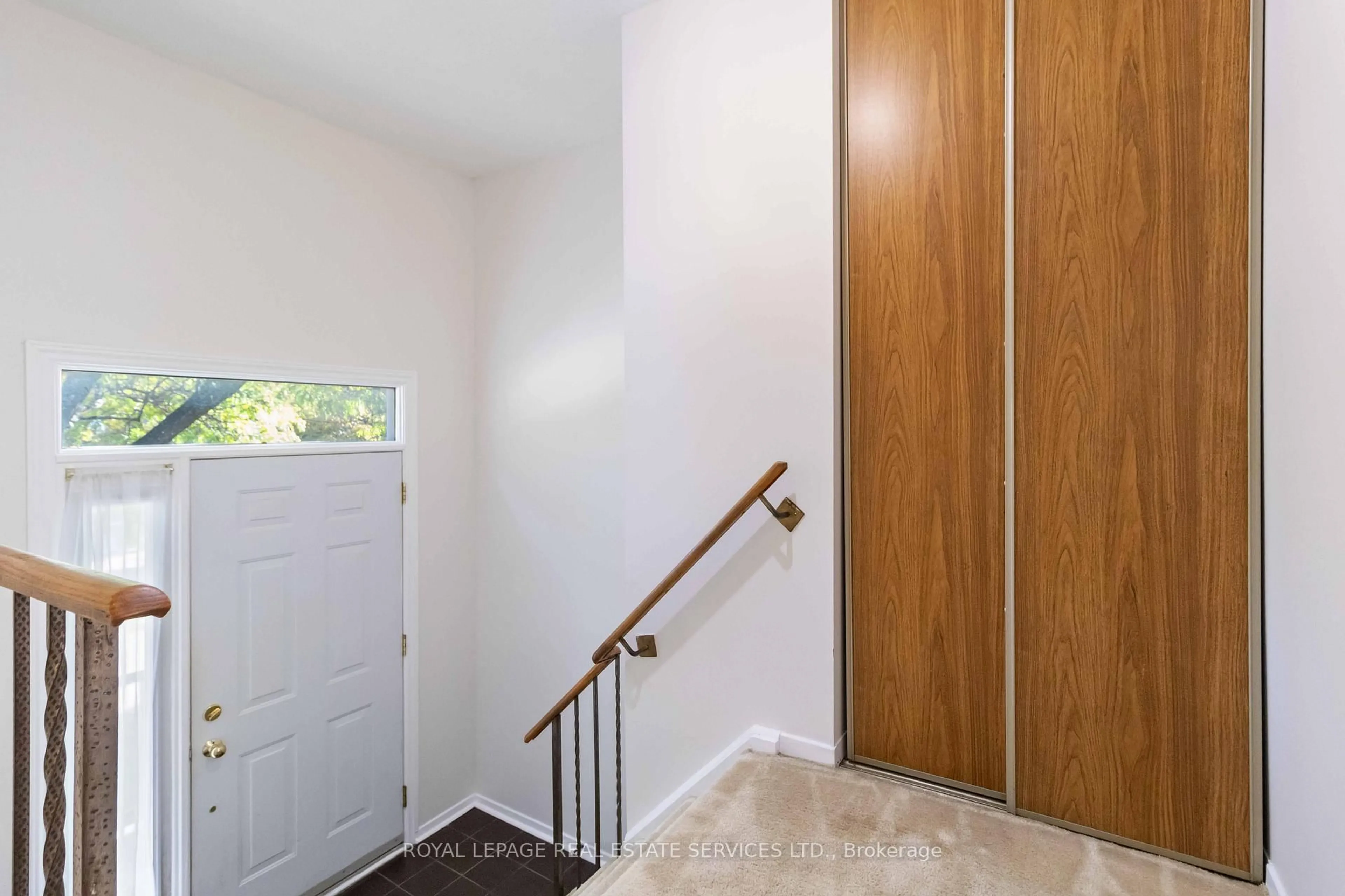 Indoor entryway for 907 Thistle Down Circ, Mississauga Ontario L5C 3K5