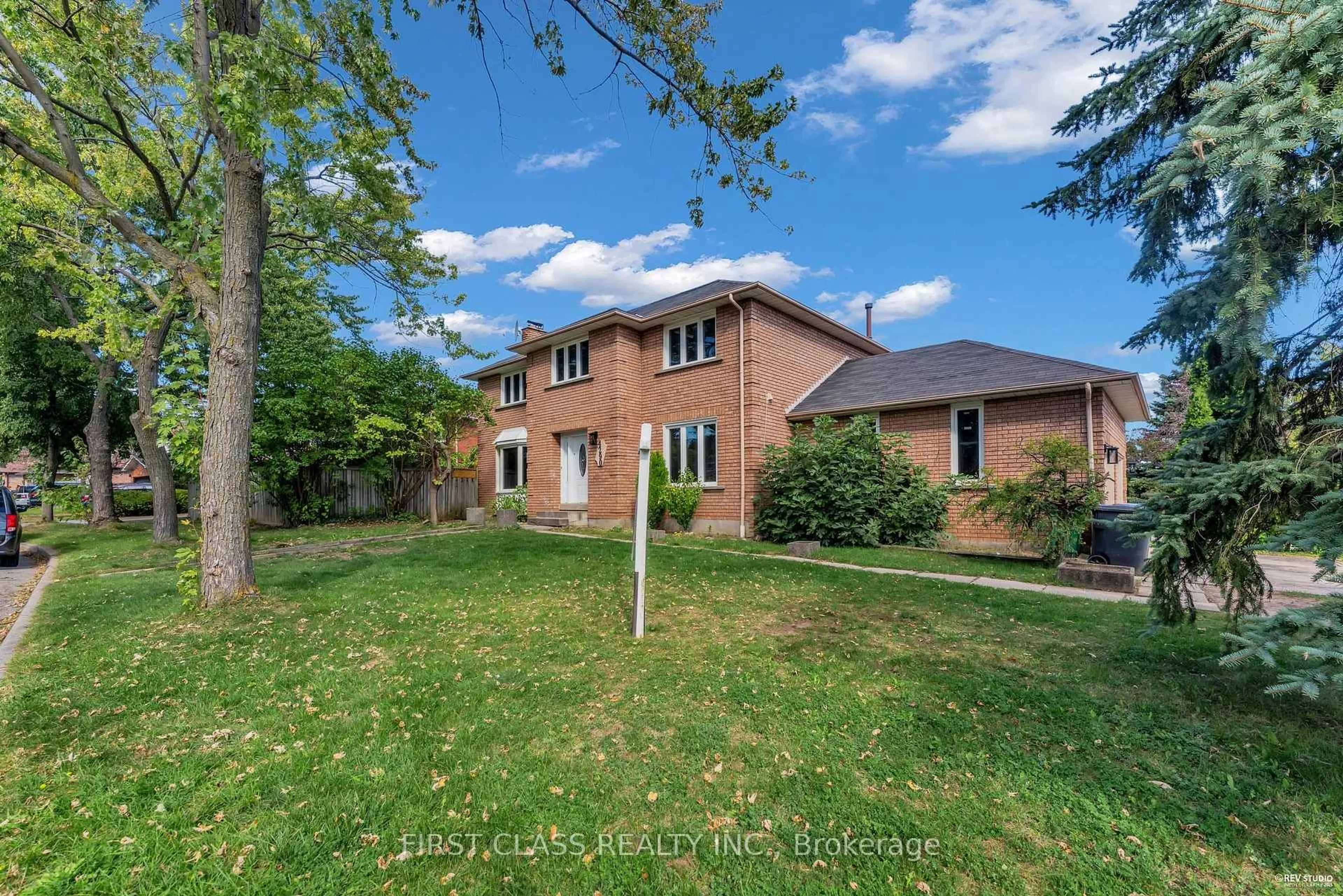 A pic from outside/outdoor area/front of a property/back of a property/a pic from drone, unknown for 4290 Radisson Cres, Mississauga Ontario L5M 4C1