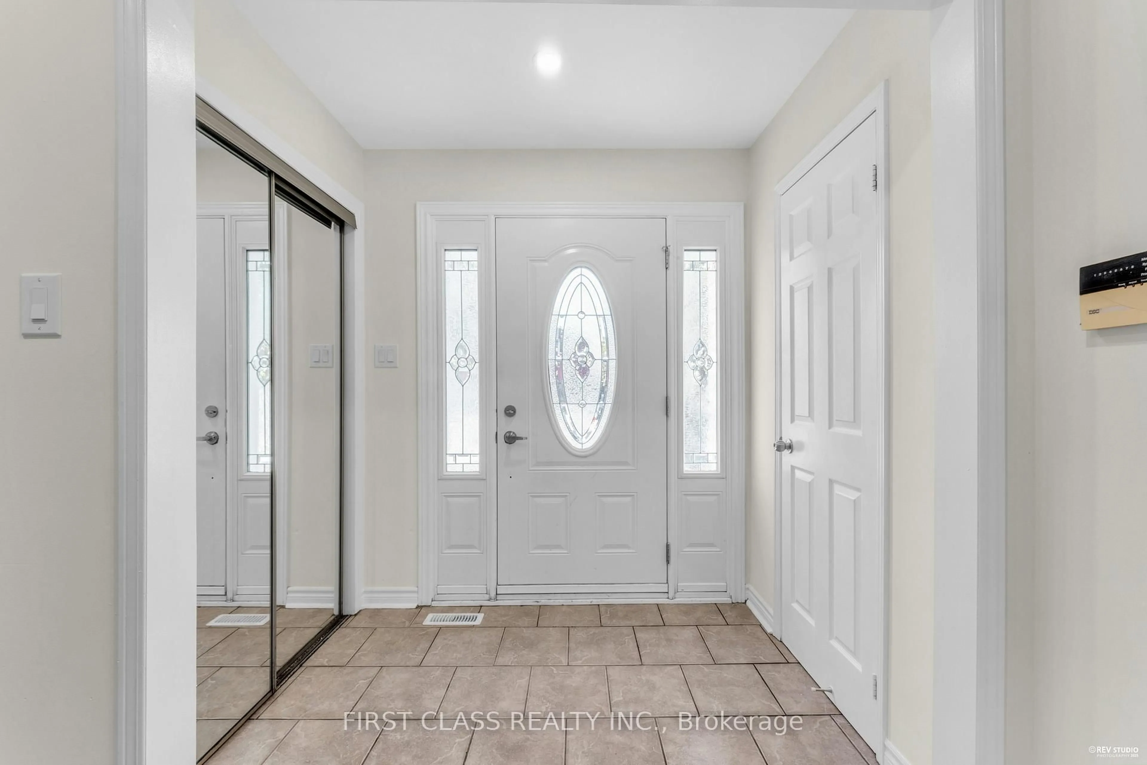 Indoor entryway for 4290 Radisson Cres, Mississauga Ontario L5M 4C1