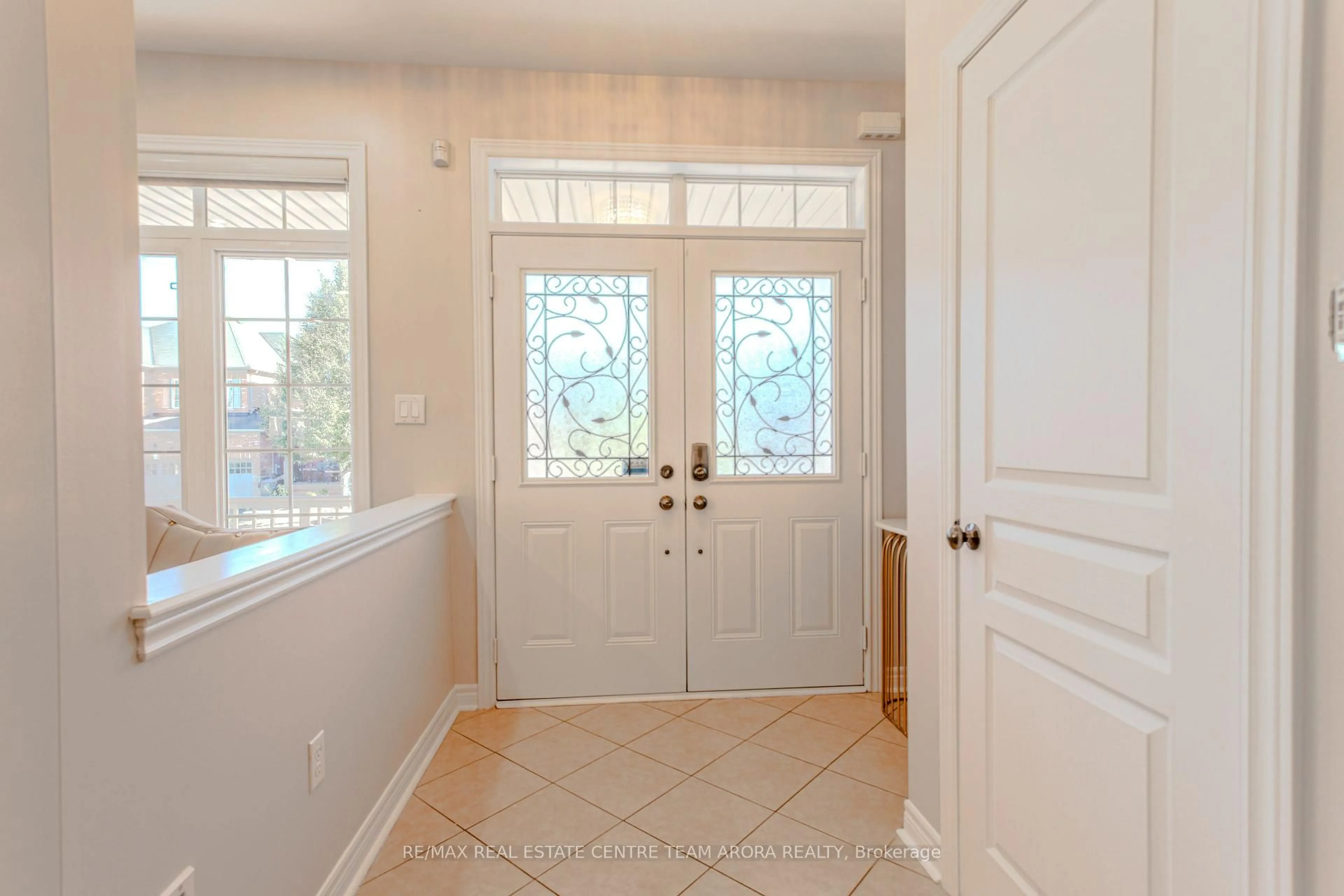 Indoor entryway for 150 Lloyd Sanderson Dr, Brampton Ontario L6Y 0Z9