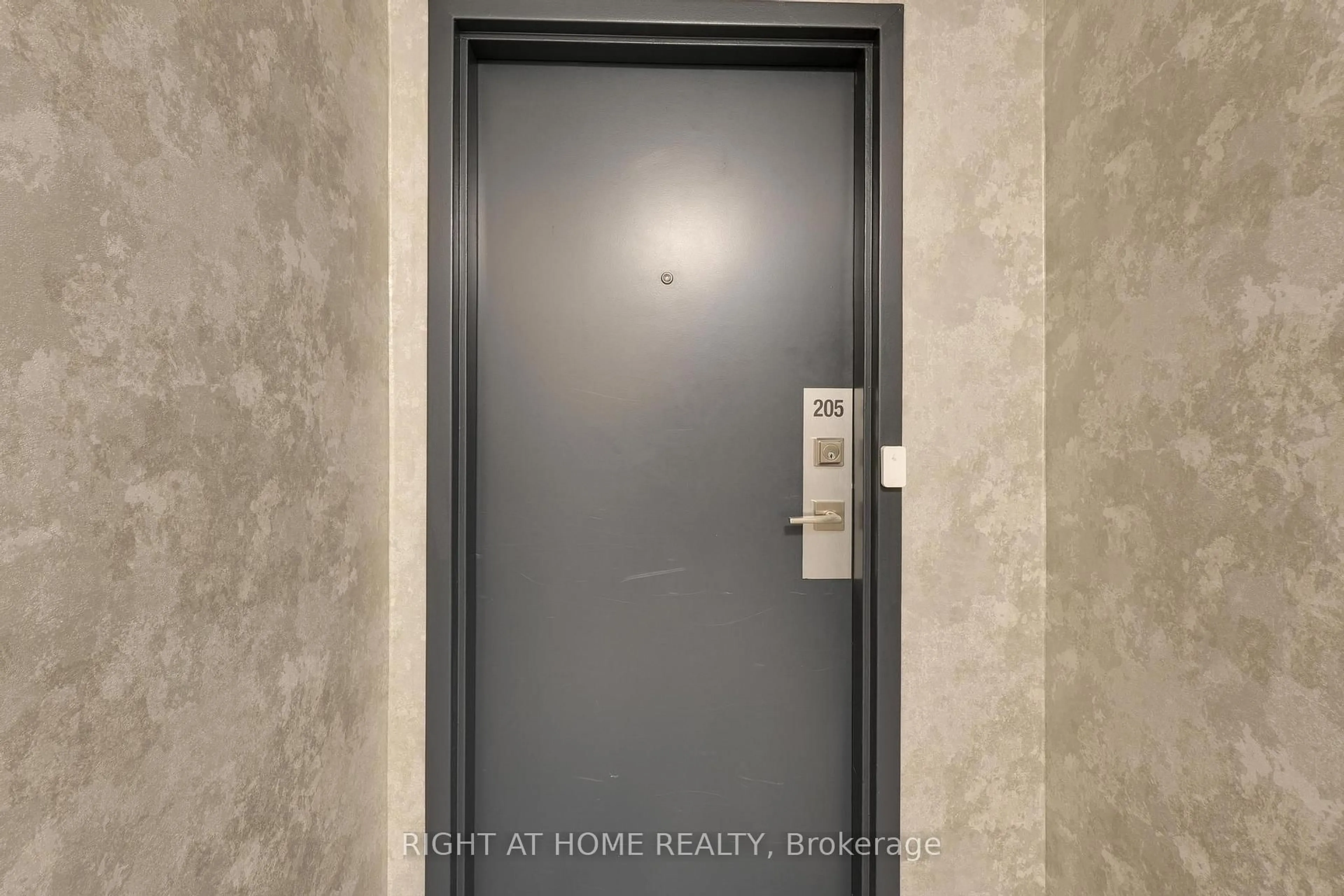 Indoor entryway for 3650 Kaneff Cres #205, Mississauga Ontario L5A 4A1