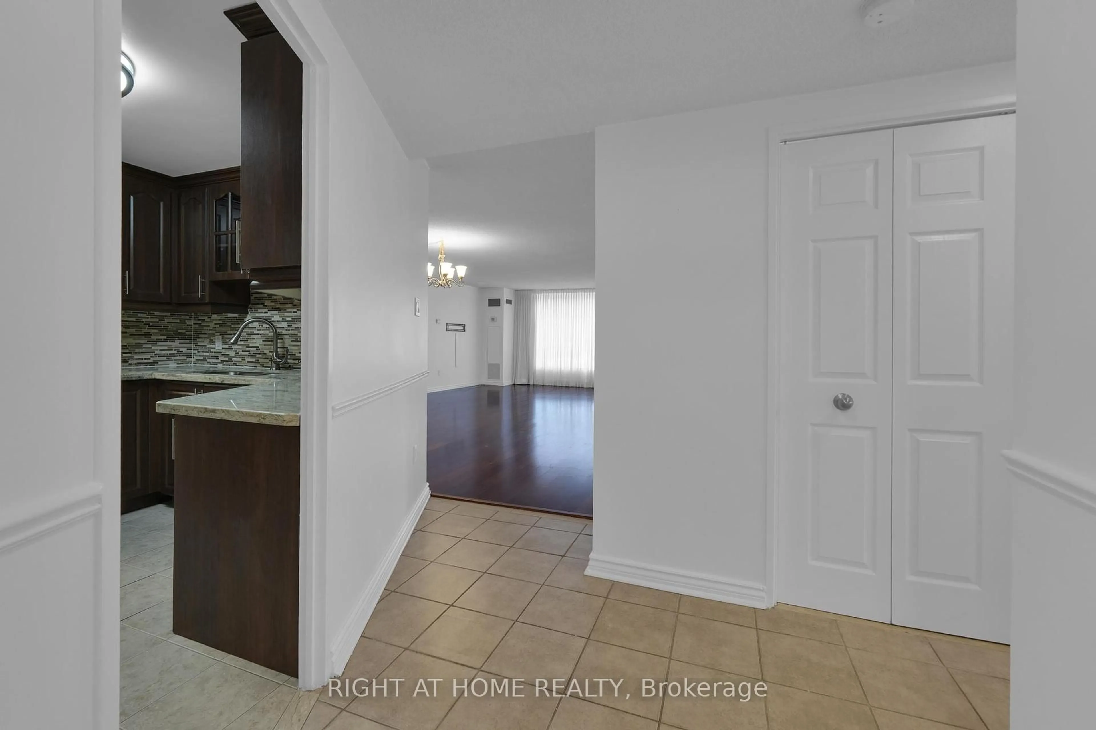 Indoor entryway for 3650 Kaneff Cres #205, Mississauga Ontario L5A 4A1