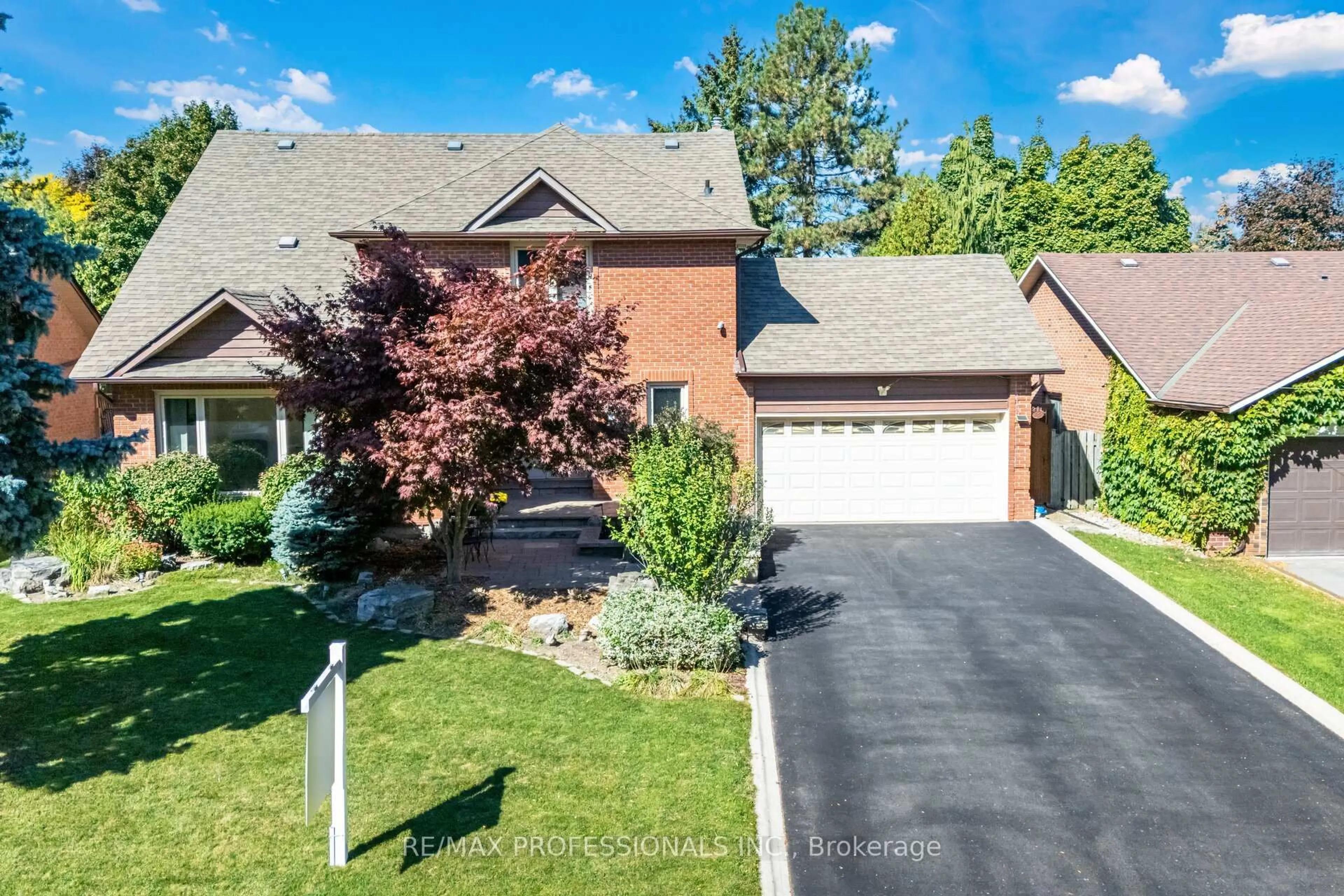 A pic from outside/outdoor area/front of a property/back of a property/a pic from drone, street for 6 Cairnmore Crt, Brampton Ontario L6Z 1T6